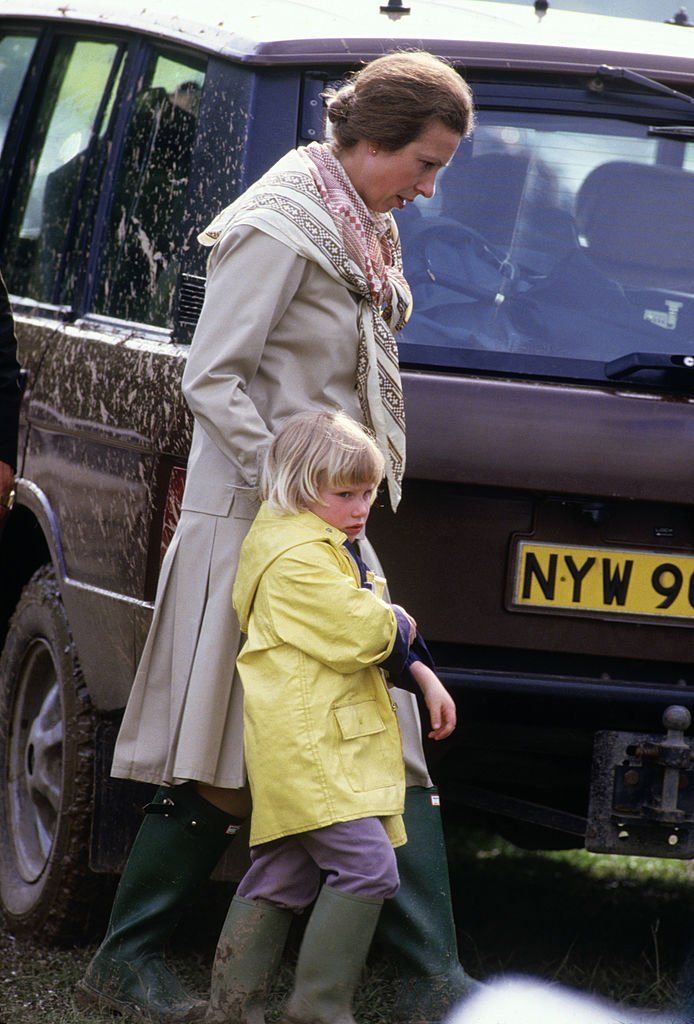 La princesse Anne avec sa fille Zara Phillips au Windsor Horse Trials le 29 mai 1988, à Windsor Great Park, Windsor, Berkshire, Angleterre.  |  Source: Getty Images.