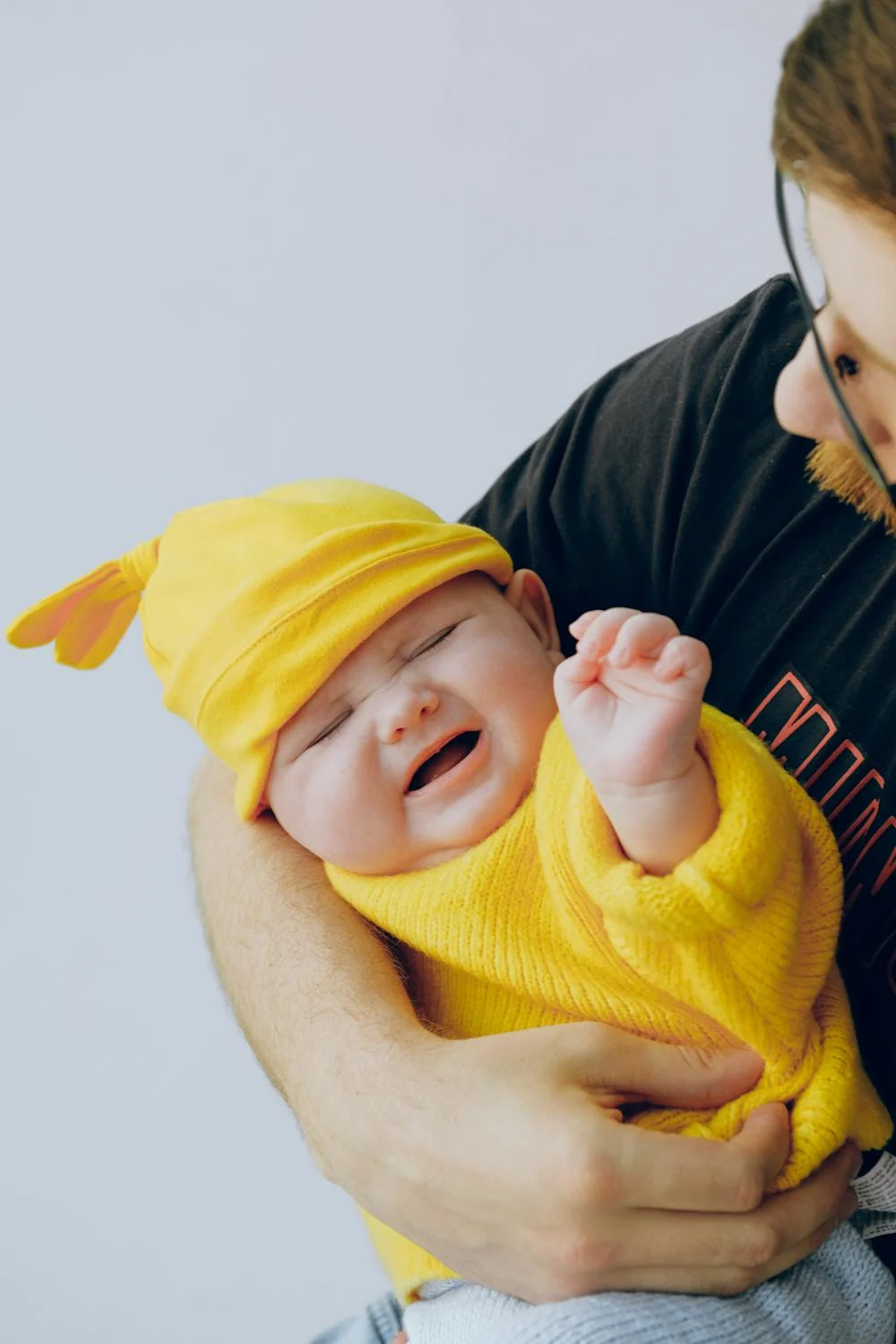 Un homme tenant un bébé | Source : Pexels