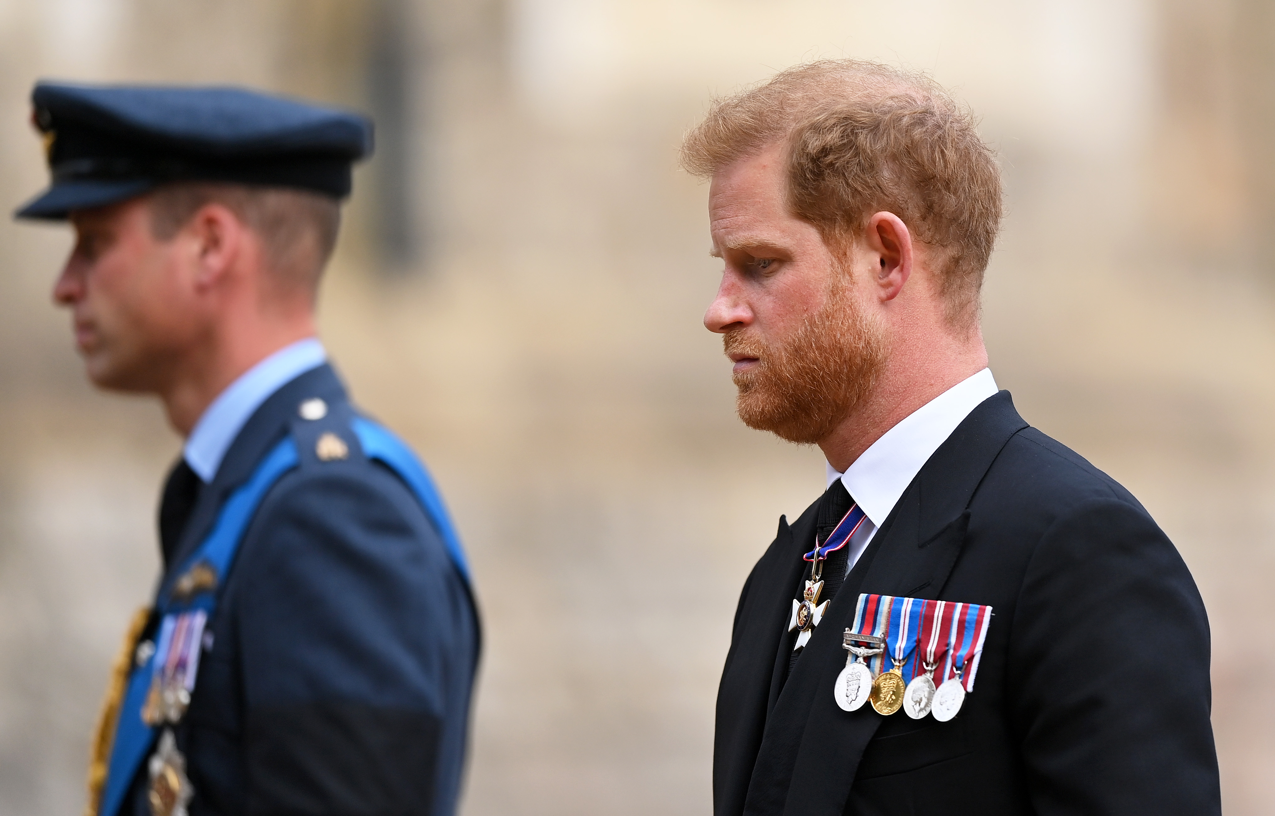 Le prince William et le prince Harry se joignent à la procession qui suit le corbillard d'État, le 19 septembre 2022, à Windsor, en Angleterre. | Source : Getty Images