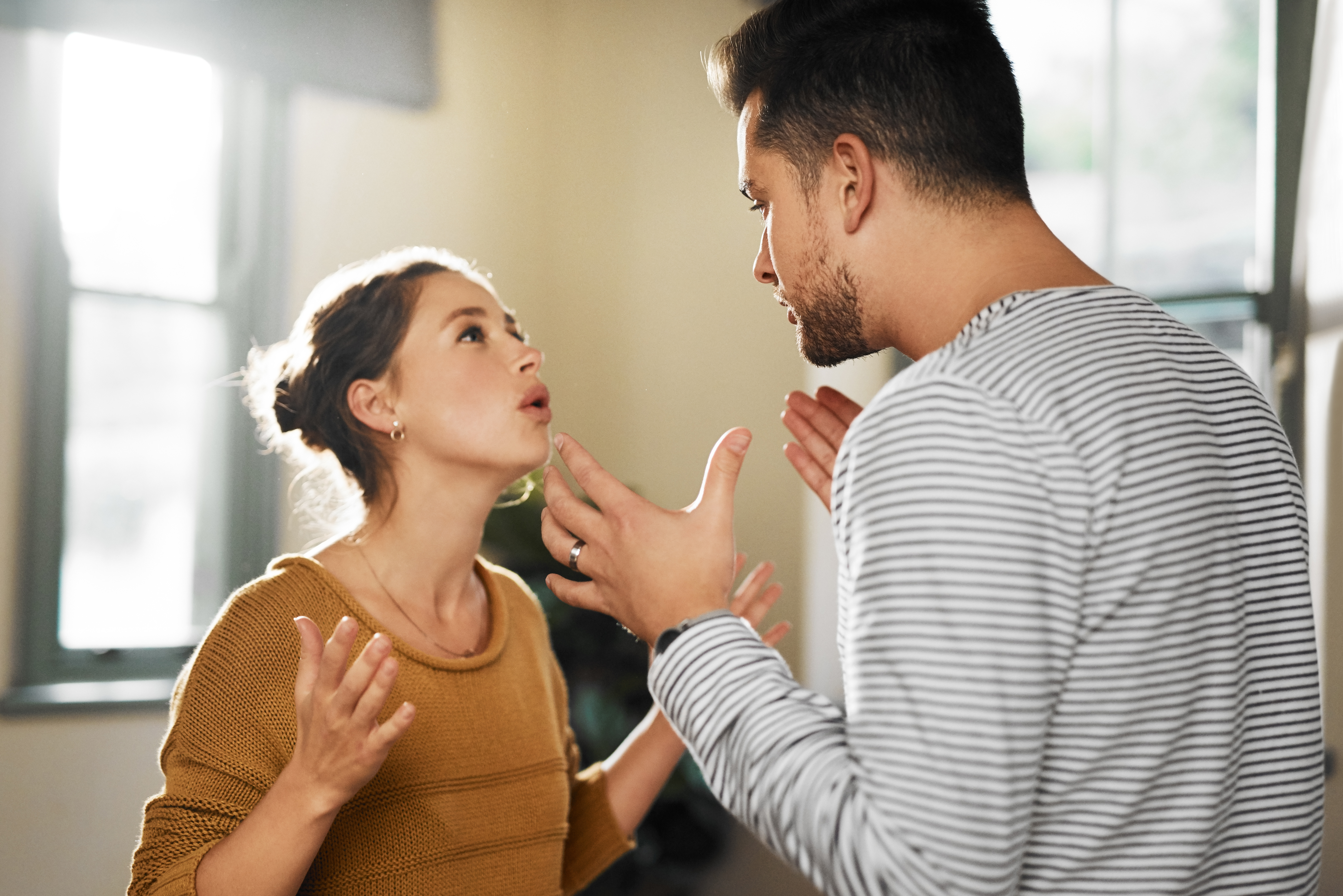 Un jeune couple en train de se disputer à la maison | Source : Getty Images