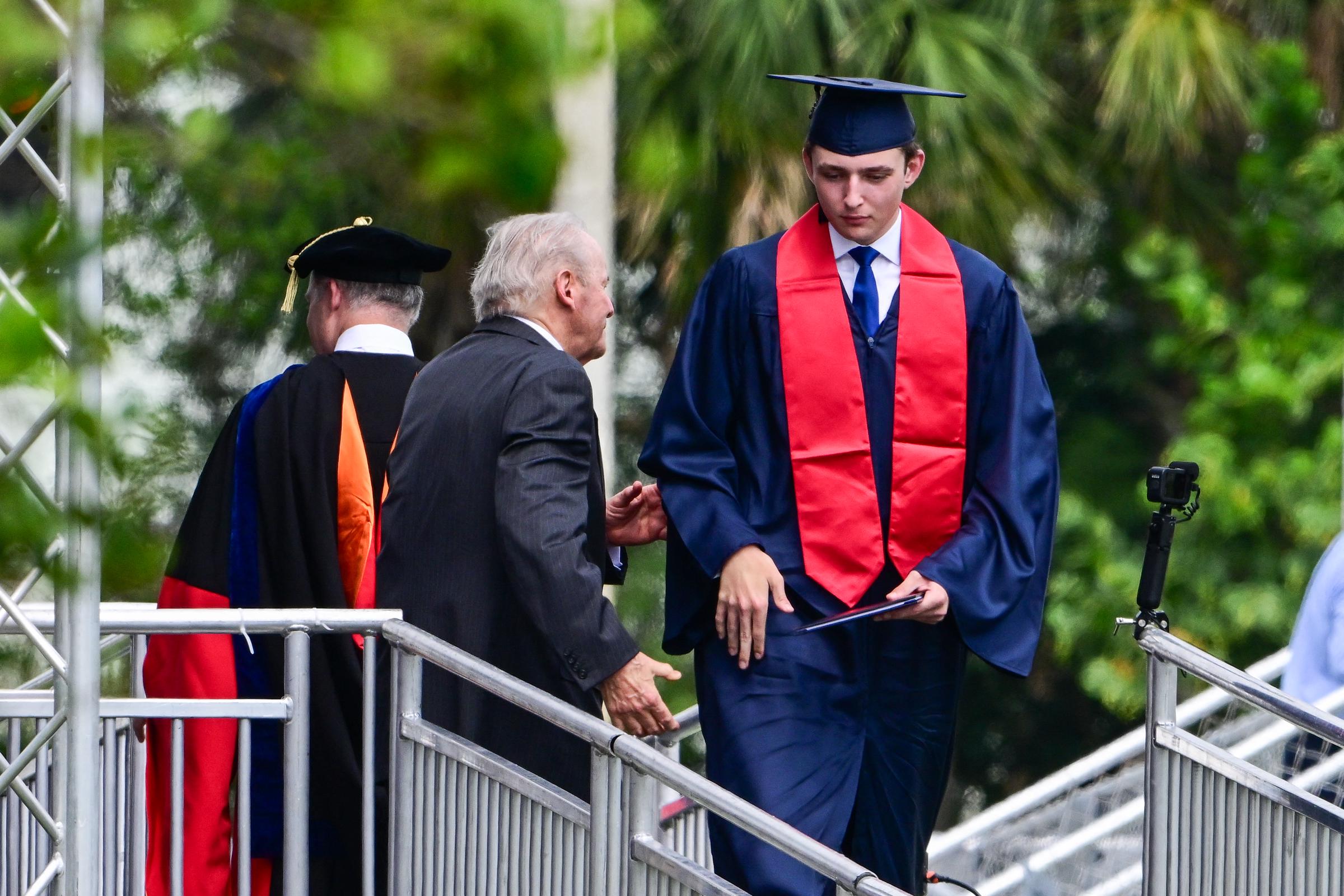 Barron Trump participe à sa remise de diplôme à l'Académie Oxbridge à Palm Beach, en Floride, le 17 mai 2024 | Source : Getty Images