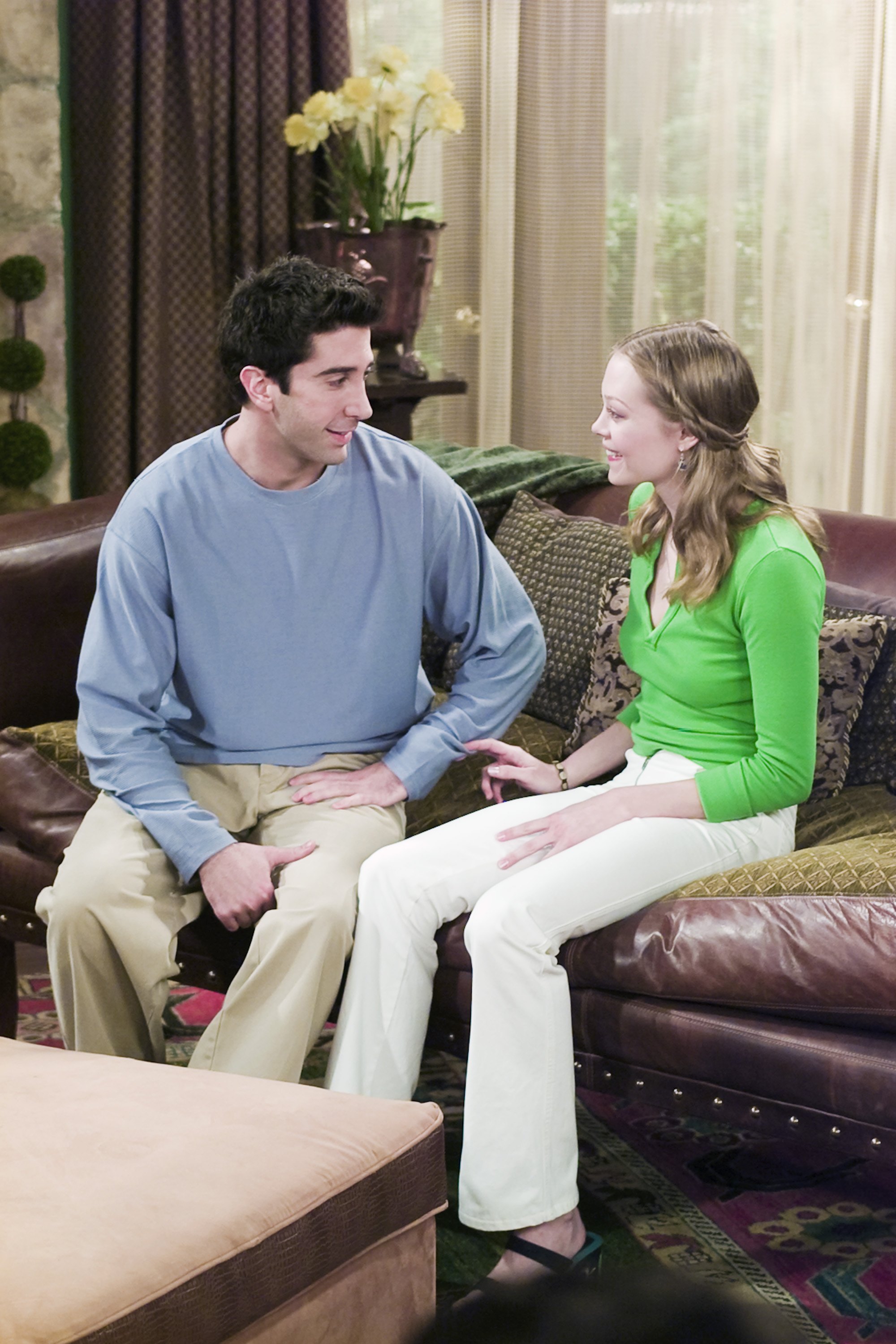 David Schwimmer dans le rôle de Ross Geller et Alexandra Holden dans l'épisode 22 de "Friends" intitulé "The One Where Paul's The Man" et diffusé le 5 avril 2000 | Source : Getty Images