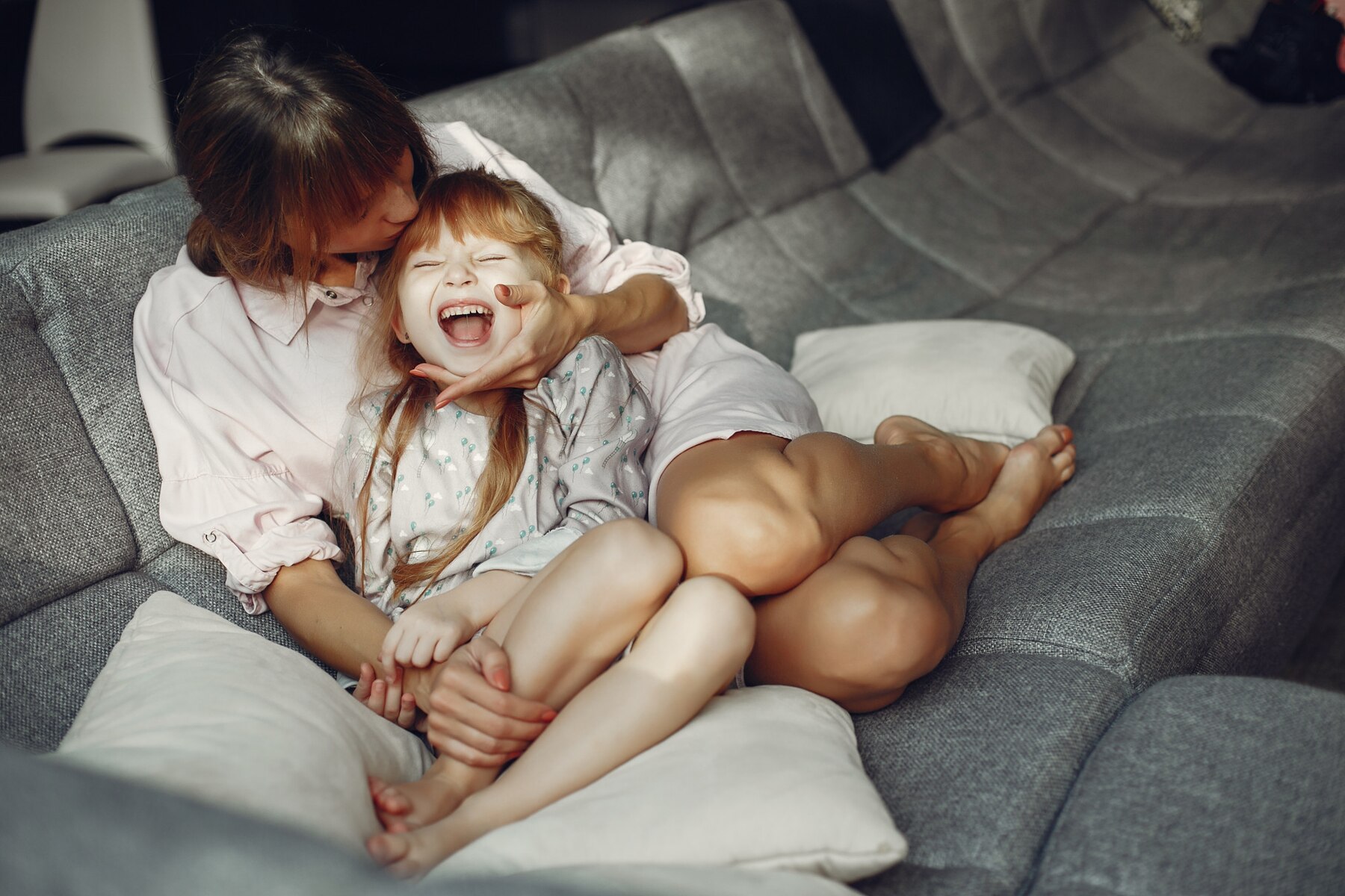 A woman hugging her sister | Source: Freepik