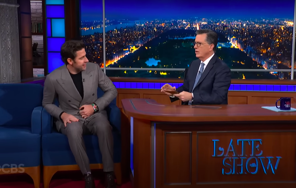 John Krasinski et Stephen Colbert. | Source : YouTube/The Late Show with Stephen Colbert