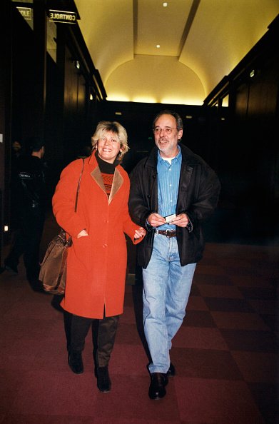 Portrait du chanteur Maxime Leforestier et de sa femme lors du spectacle de Muriel Robin à l'Olympia le 22 décembre 1998 à Paris, France. | Photo : Getty Images