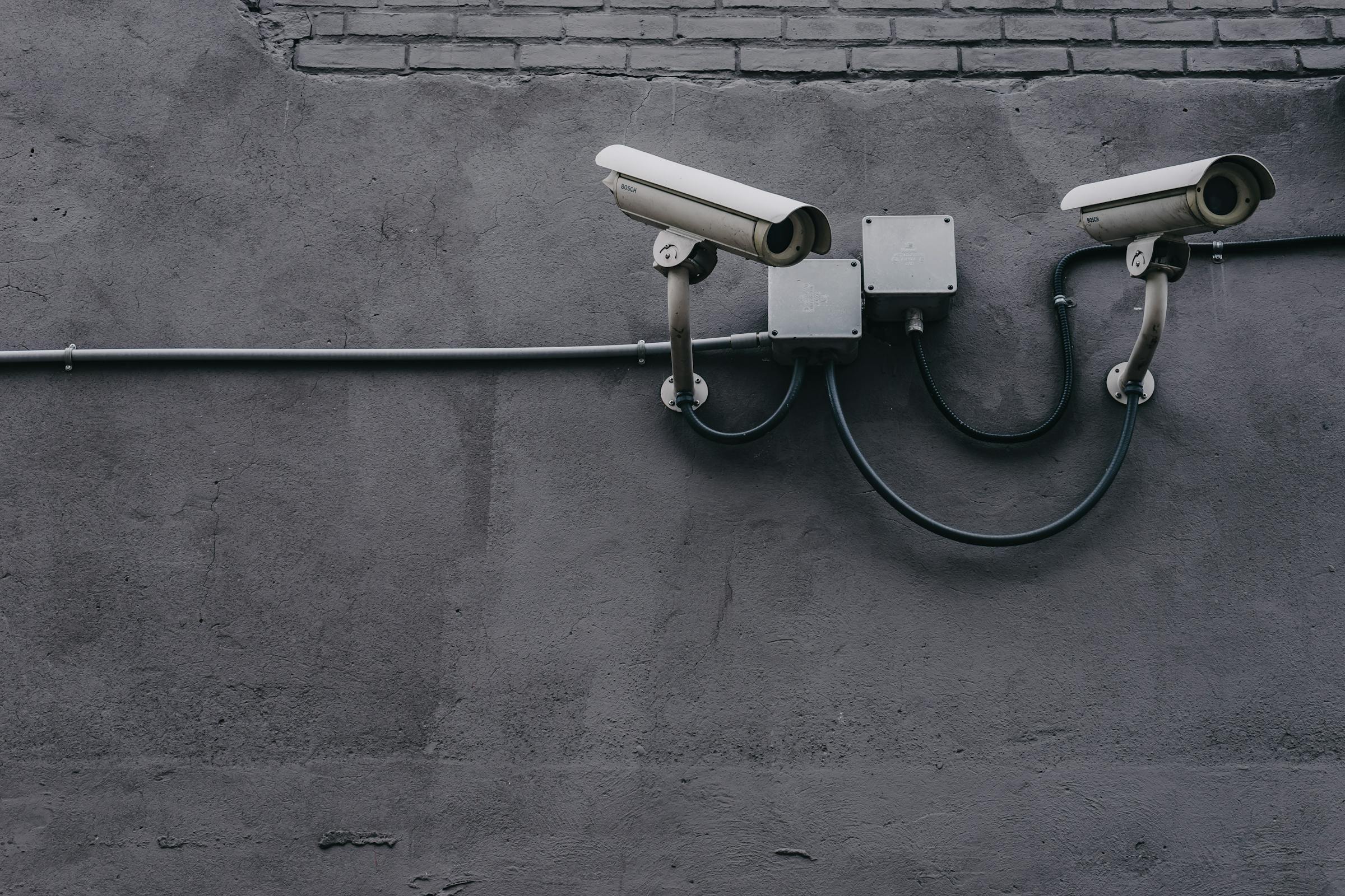 Caméras de vidéosurveillance montées sur un mur | Source : Pexels