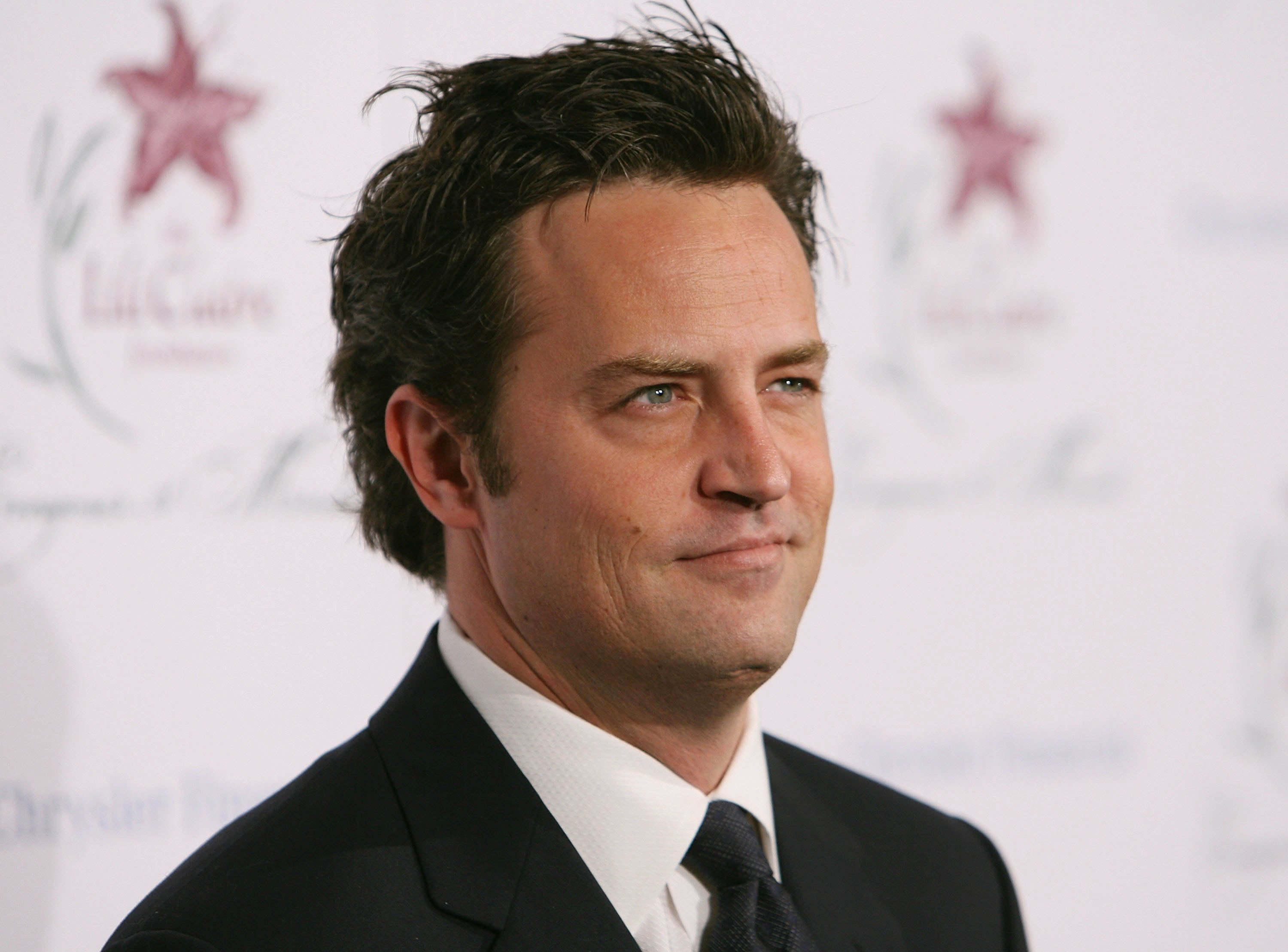 Matthew Perry au 9e dîner annuel au profit de la fondation Lili Claire, le 14 octobre 2006, à Beverly Hills, en Californie. | Source : Getty Images