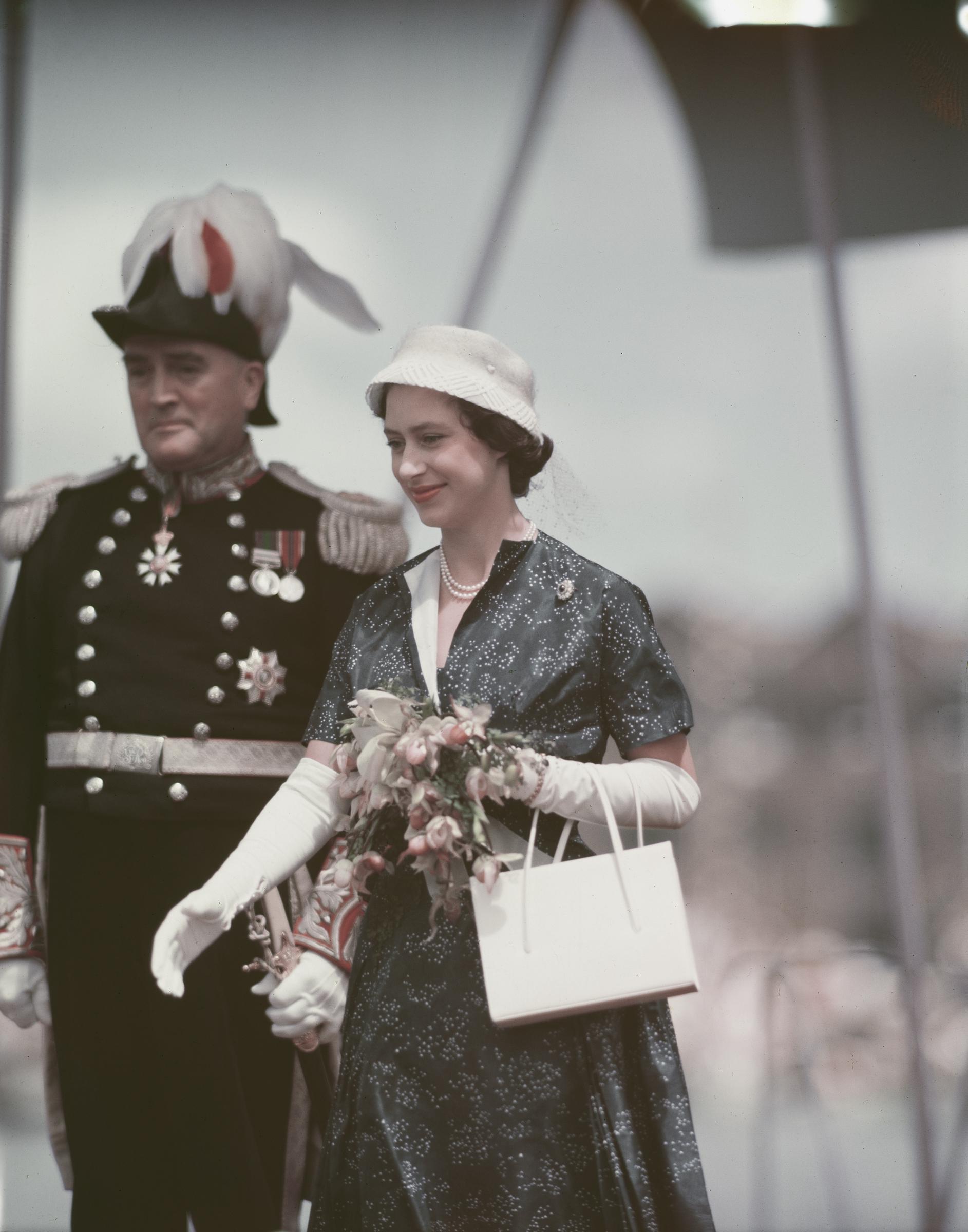 La princesse Margaret salue les officiels lors de sa tournée en Afrique de l'Est à Port Louis, à l'île Maurice, en 1956. | Source : Getty Images