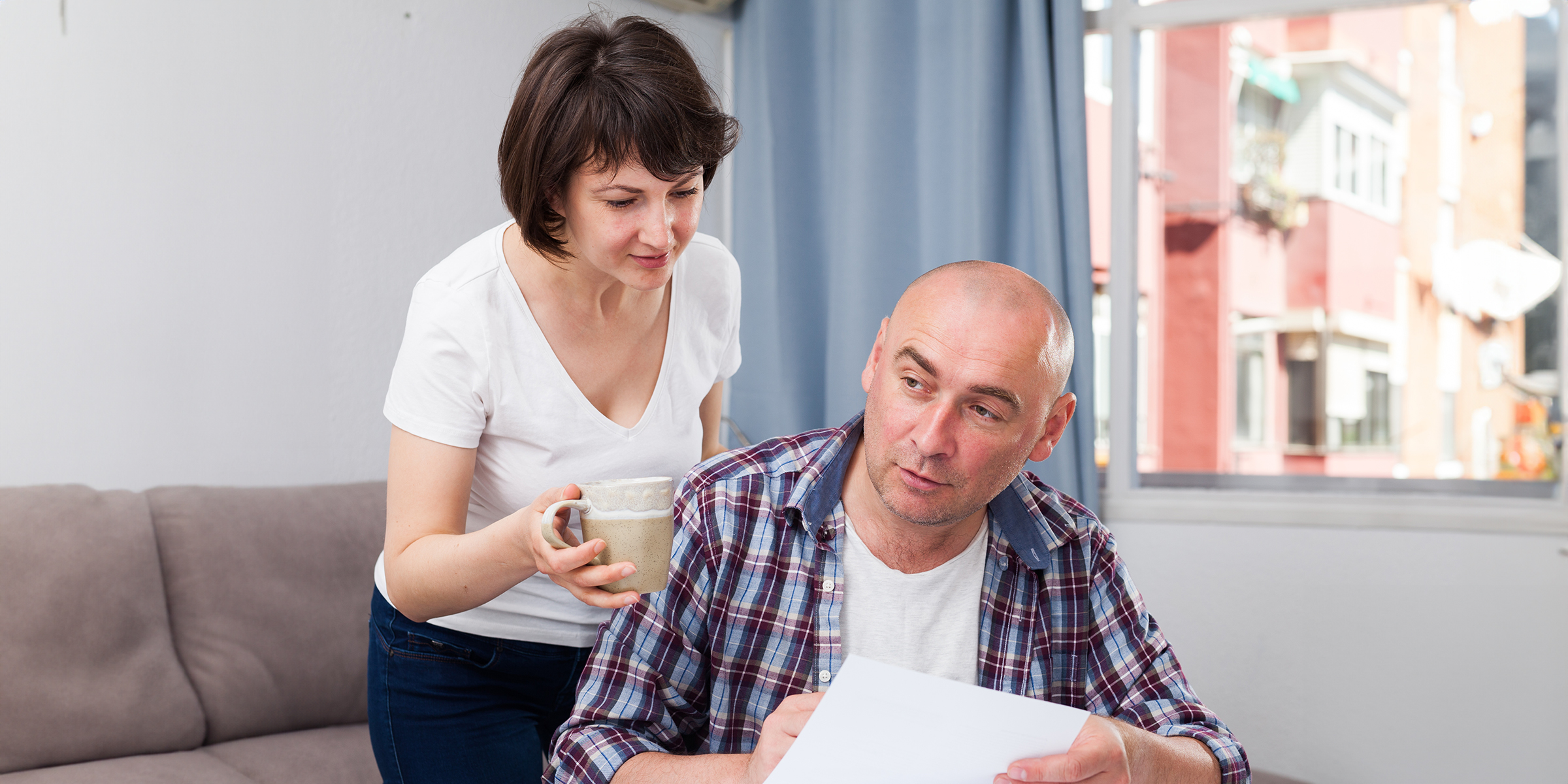 Un homme et une femme dans leur maison | Source : Shutterstock