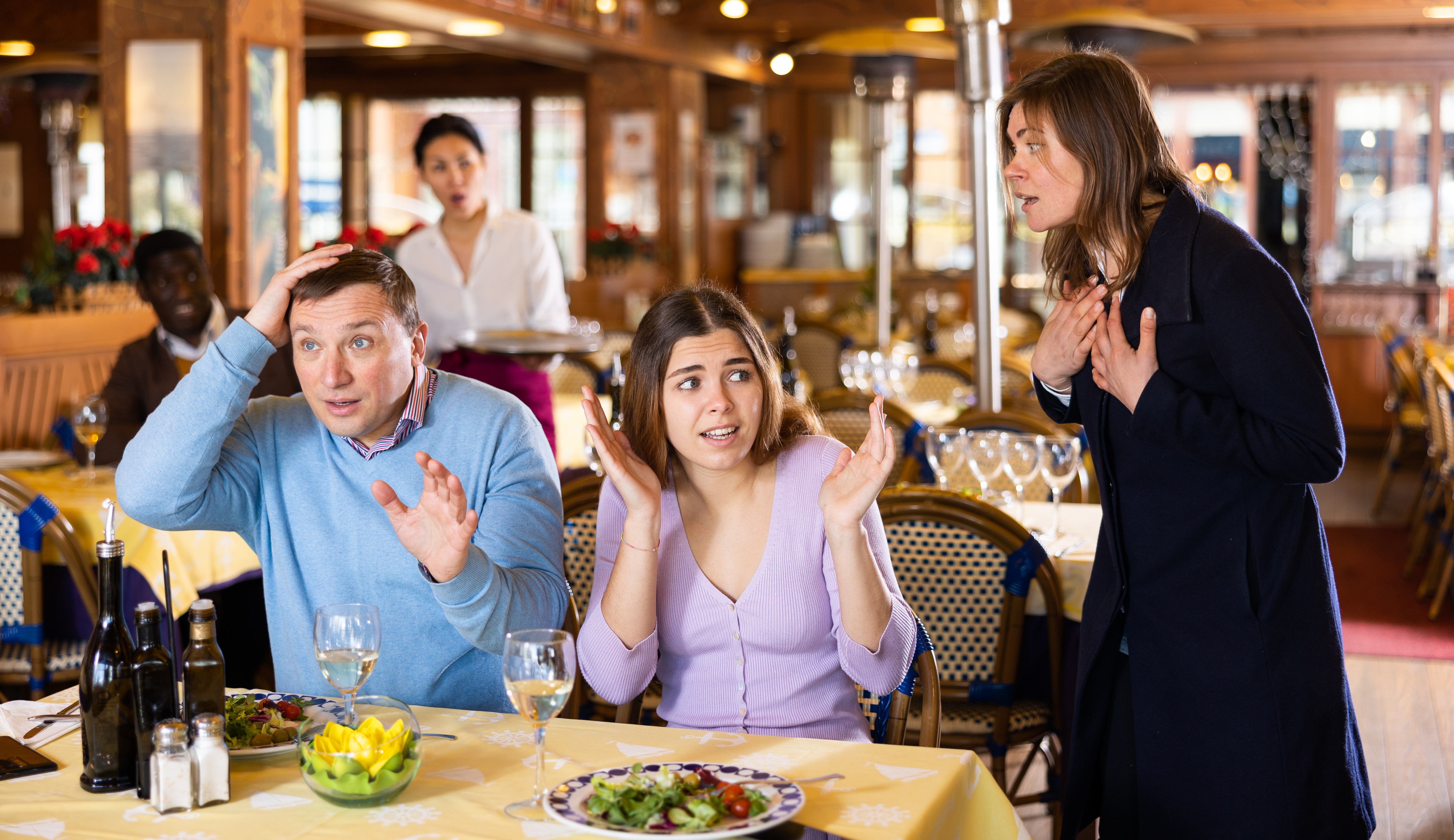 Des gens se disputent dans un restaurant | Source : Getty Images