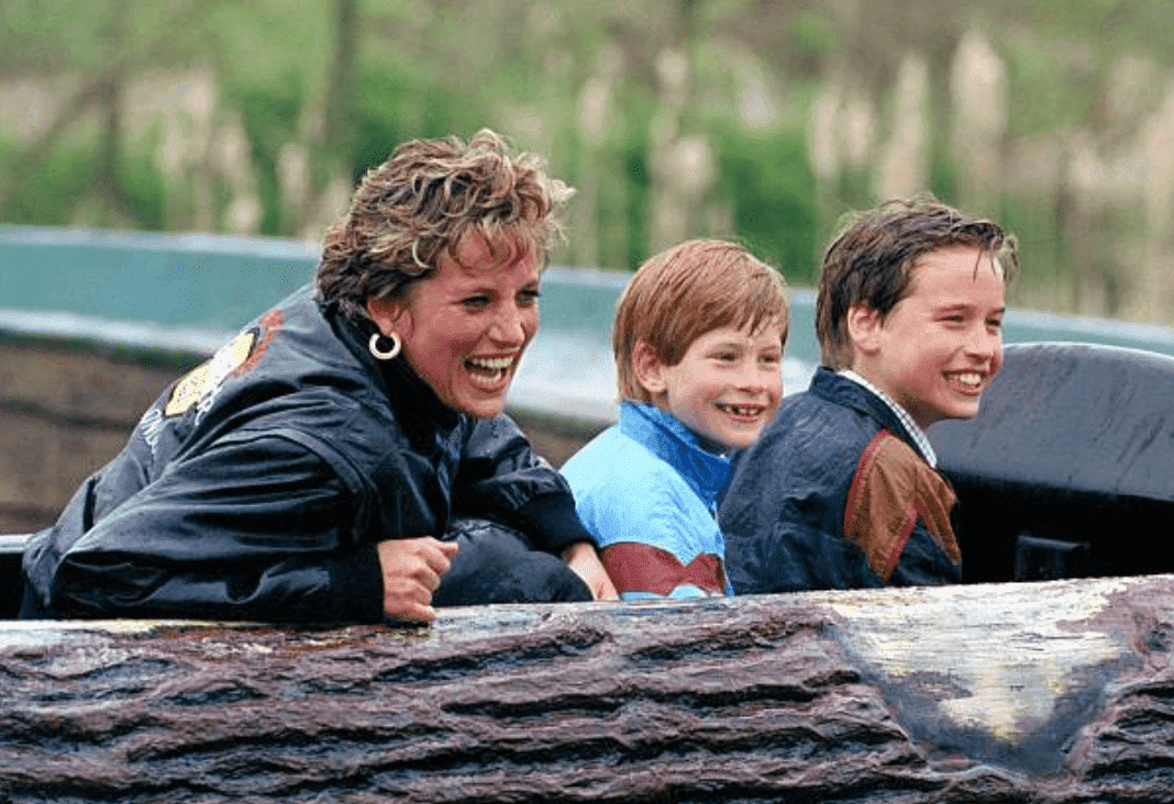 La princesse Diana de Galles et le prince William et le prince Harry de son fils profitent d'une promenade sur un tronc d'arbre en toboggan aquatique au parc d'attractions "Thorpe Park", le 13 avril 1993 | Source: Julian Parker / UK Press via Getty Images