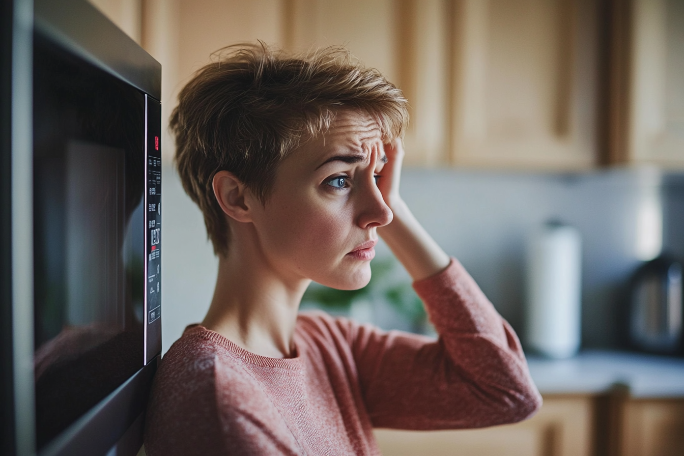 Une femme perdue dans ses pensées | Source : Midjourney