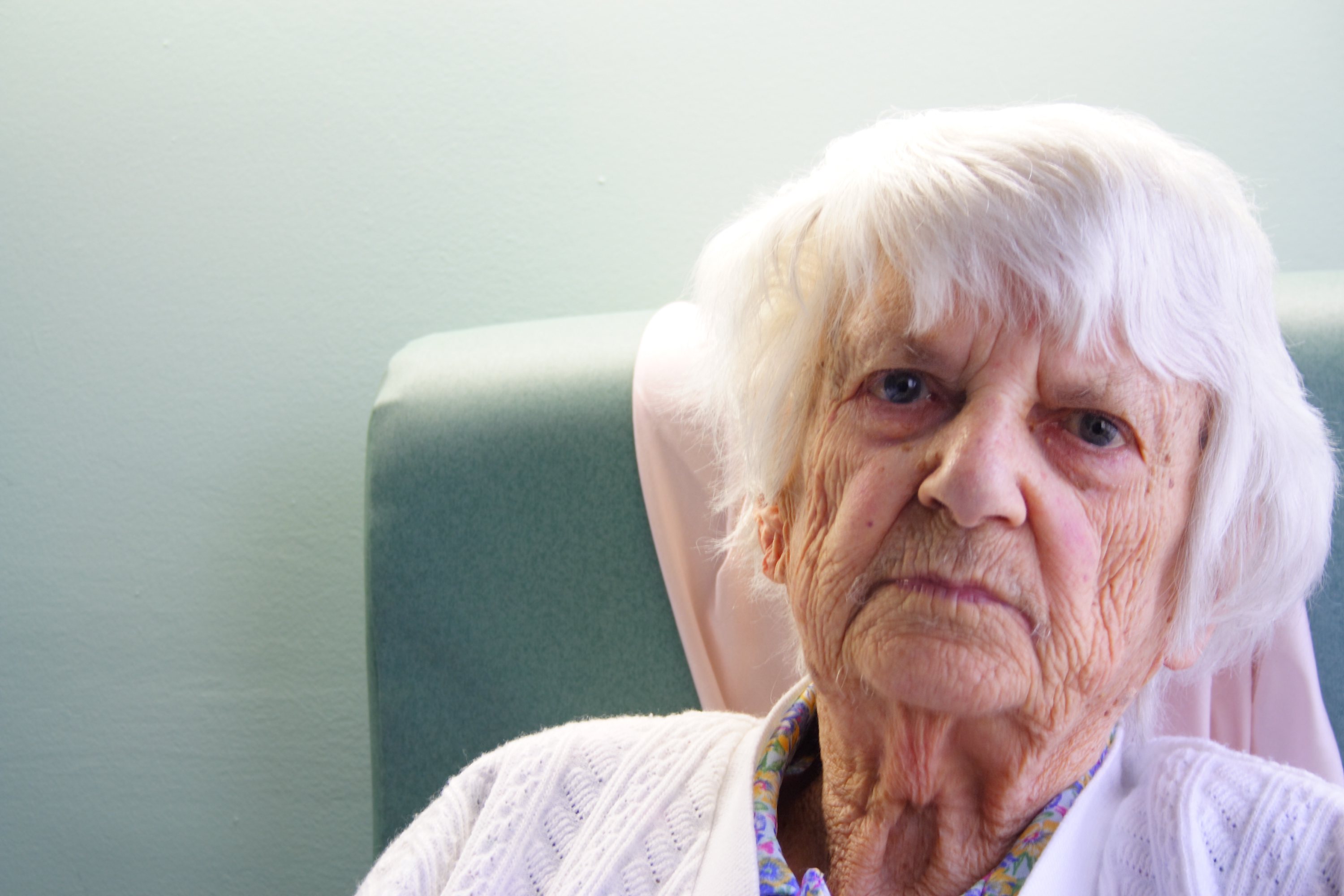 Une dame âgée désemparée | Source : Shutterstock