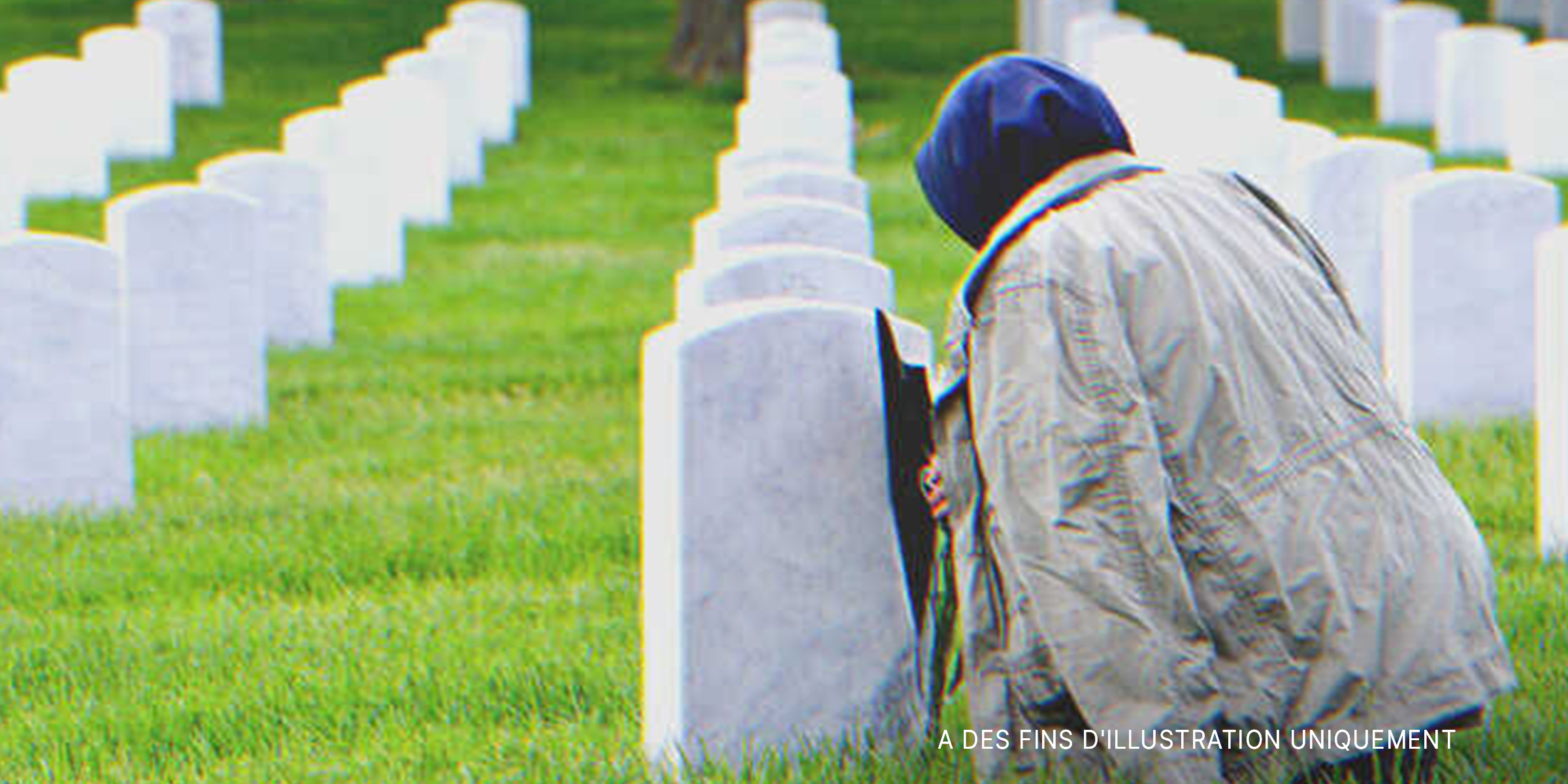 Une femme dans un cimetière | Source : Shutterstock