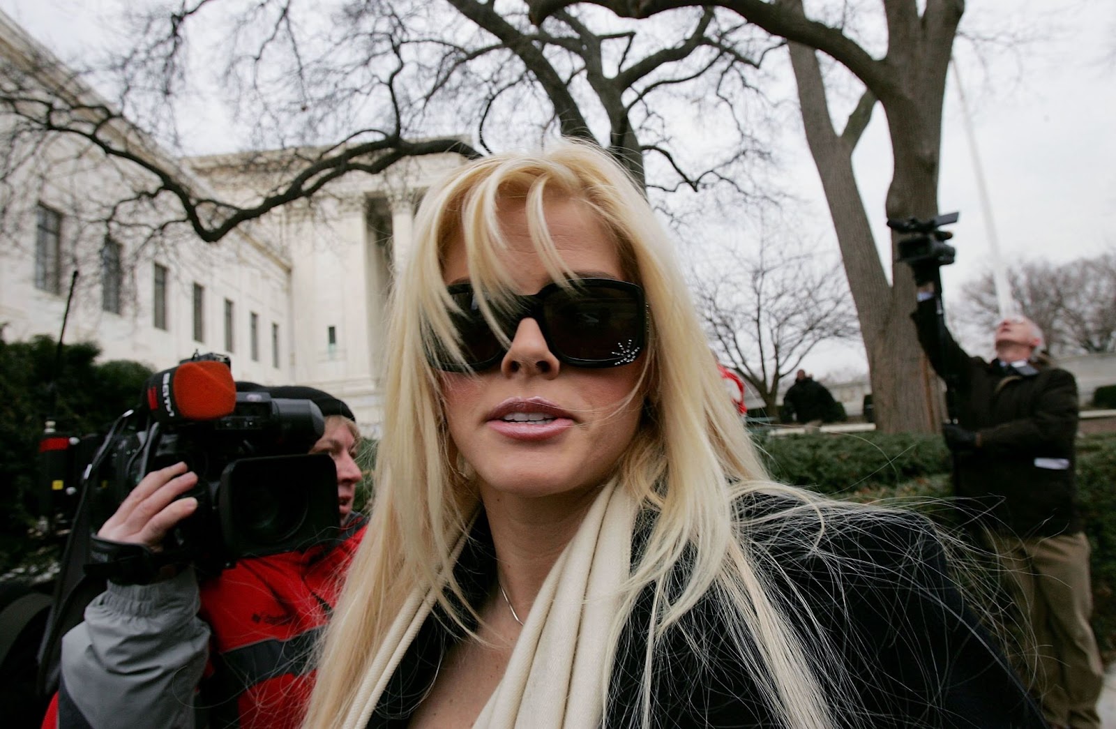 Anna Nicole Smith à la Cour suprême des États-Unis le 28 février 2006, à Washington, DC. | Source : Getty Images