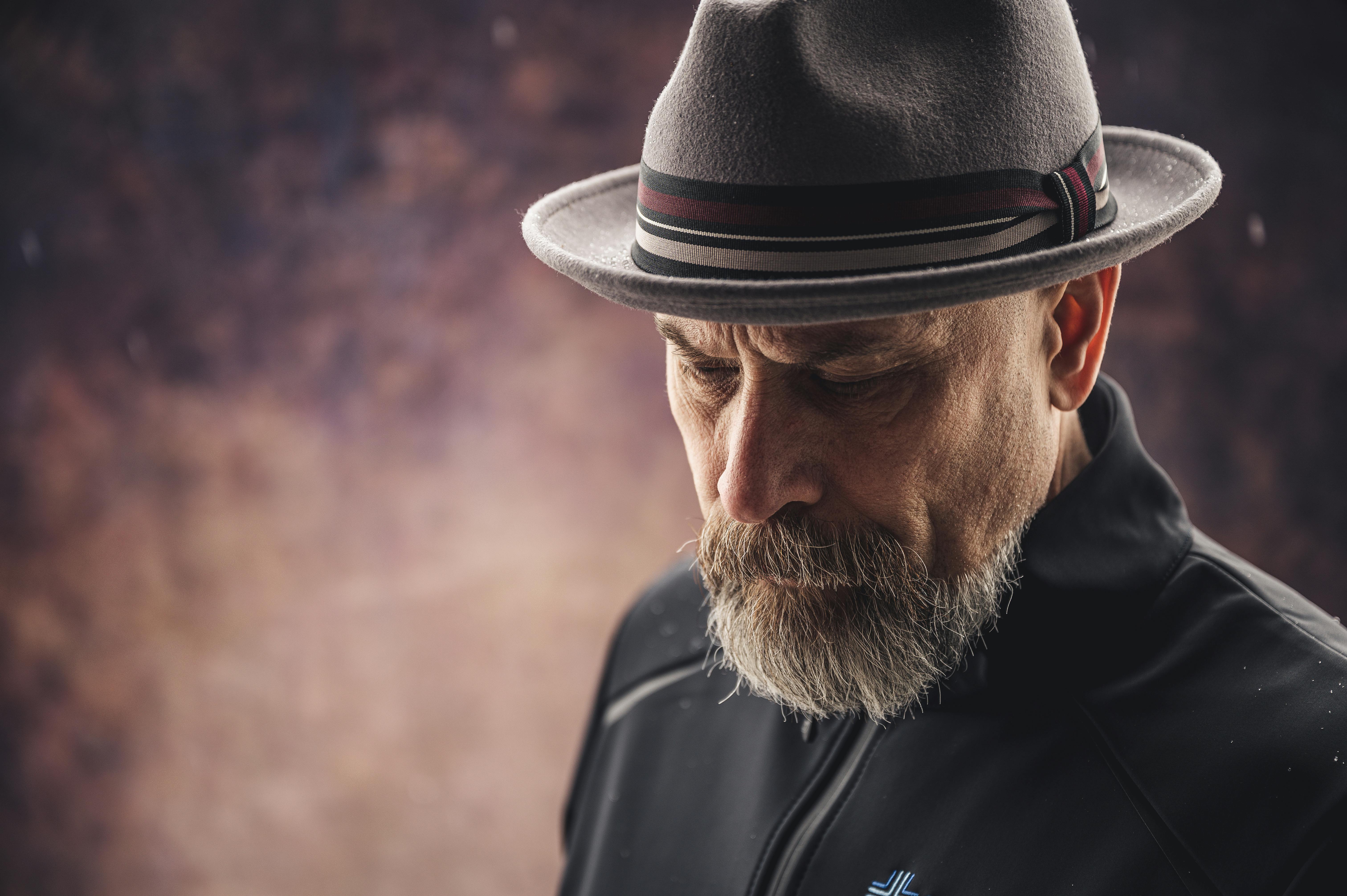 Un homme triste portant un chapeau | Source : Pexels