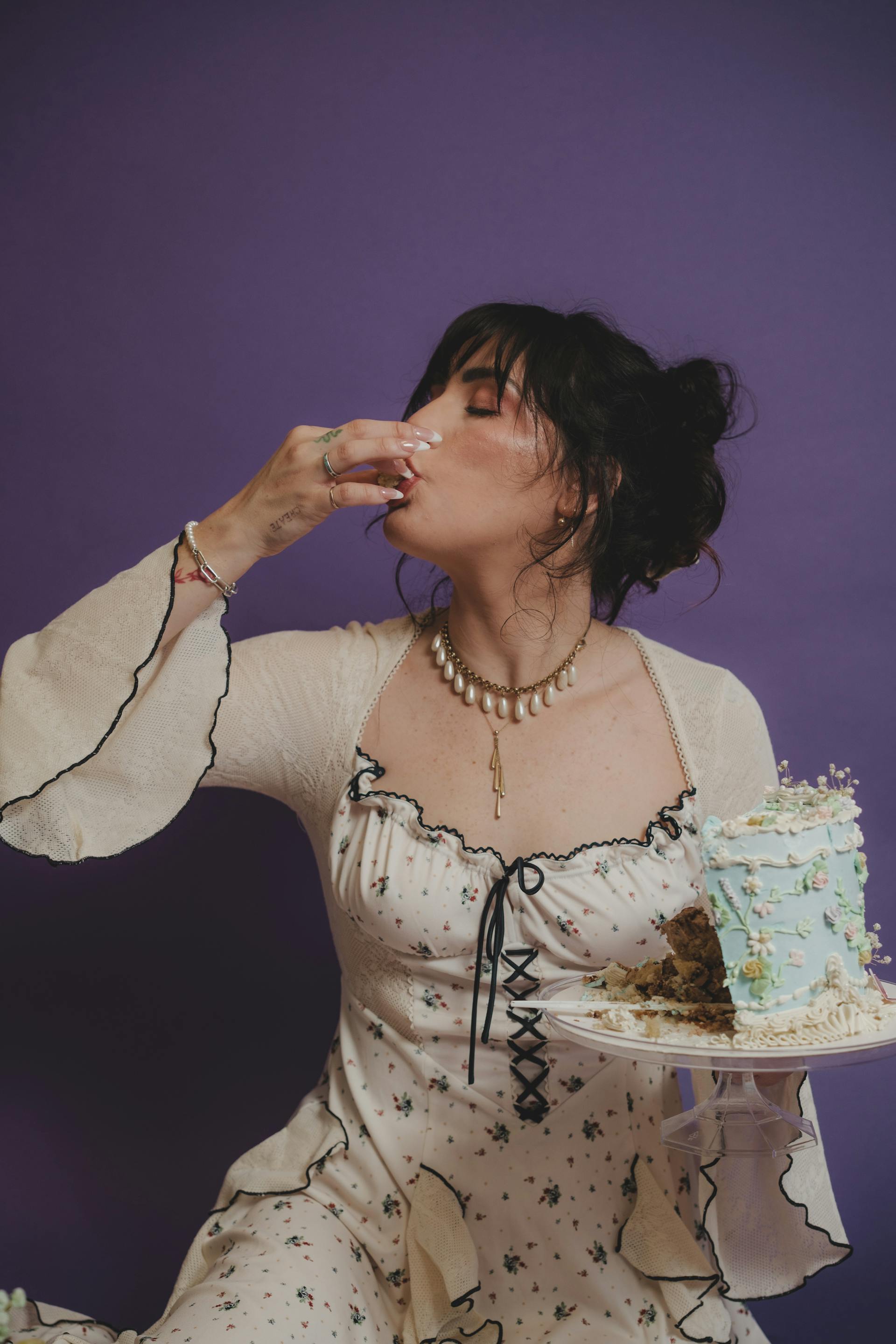 Une femme dégustant une part de gâteau d'anniversaire | Source : Pexels