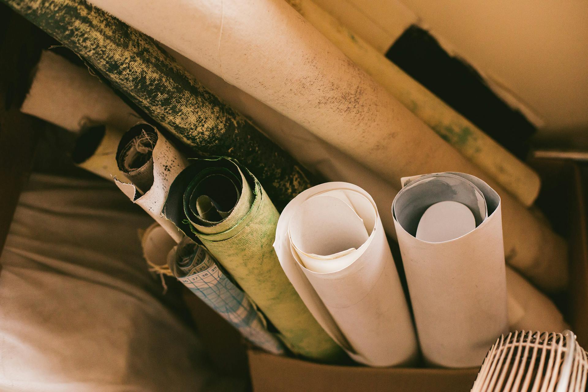 Feuilles de papier enroulées | Source : Pexels