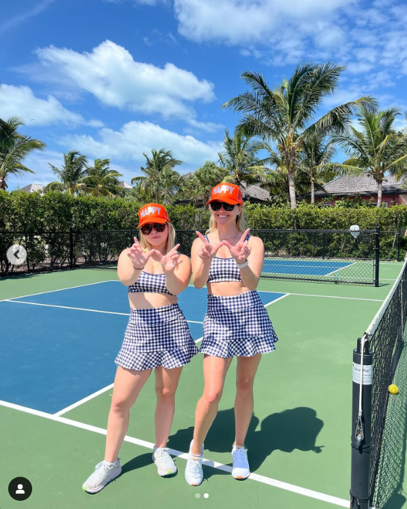 Reese Witherspoon et sa nièce, Draper Witherspoon, posent sur un terrain de pickleball dans des brassières de sport et des jorts à carreaux assortis, posté en juillet 2024. | Source : Instagram/reesewitherspoon