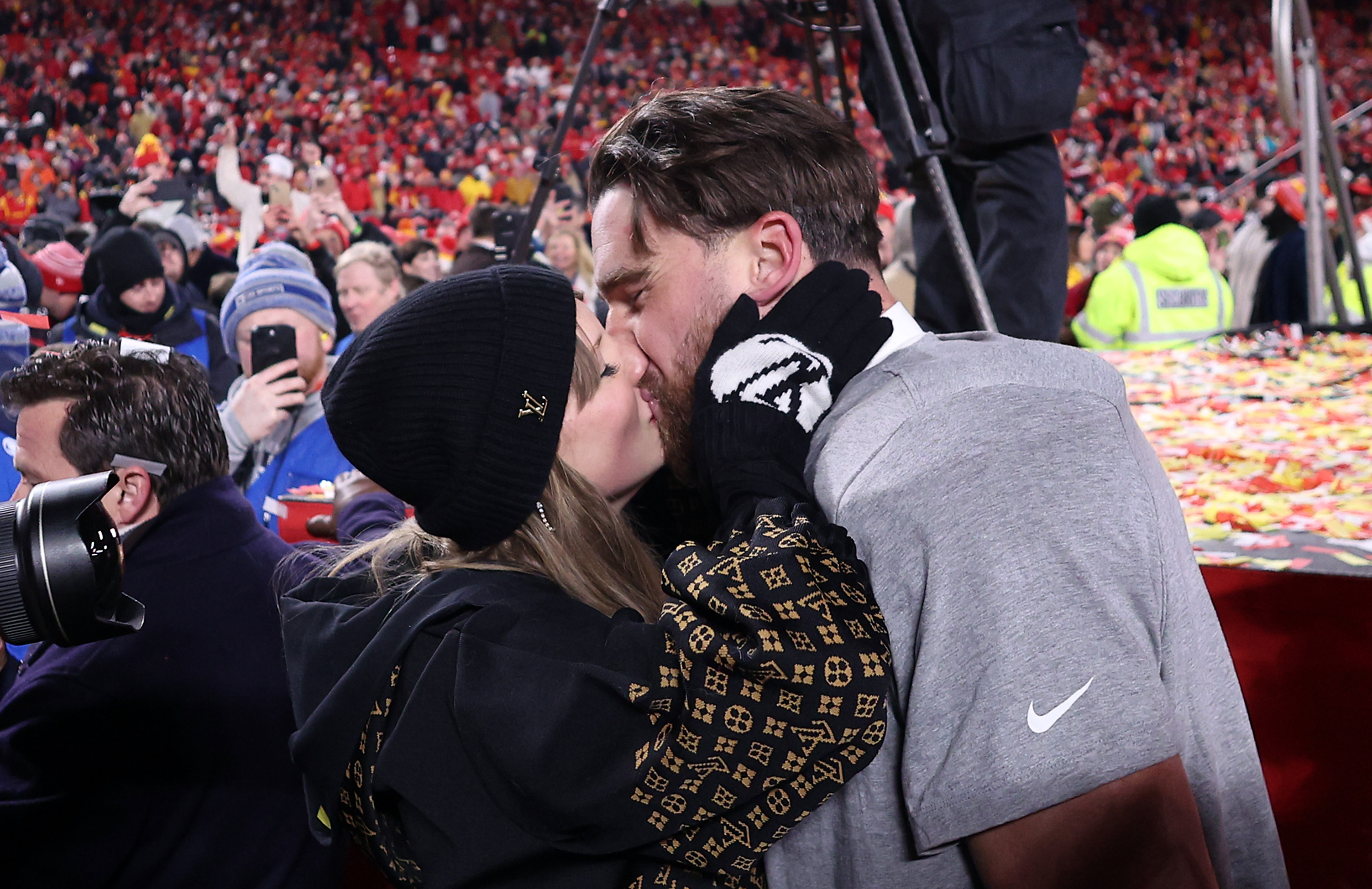 Taylor Swift embrasse Travis Kelce pendant l'AFC Championship Game au GEHA Field au Arrowhead Stadium le 26 janvier 2025 à Kansas City, Missouri. | Source : Getty Images