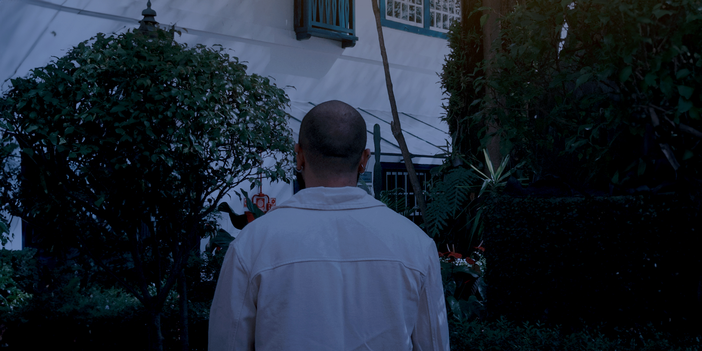 Un homme qui regarde une maison | Source : Pexels