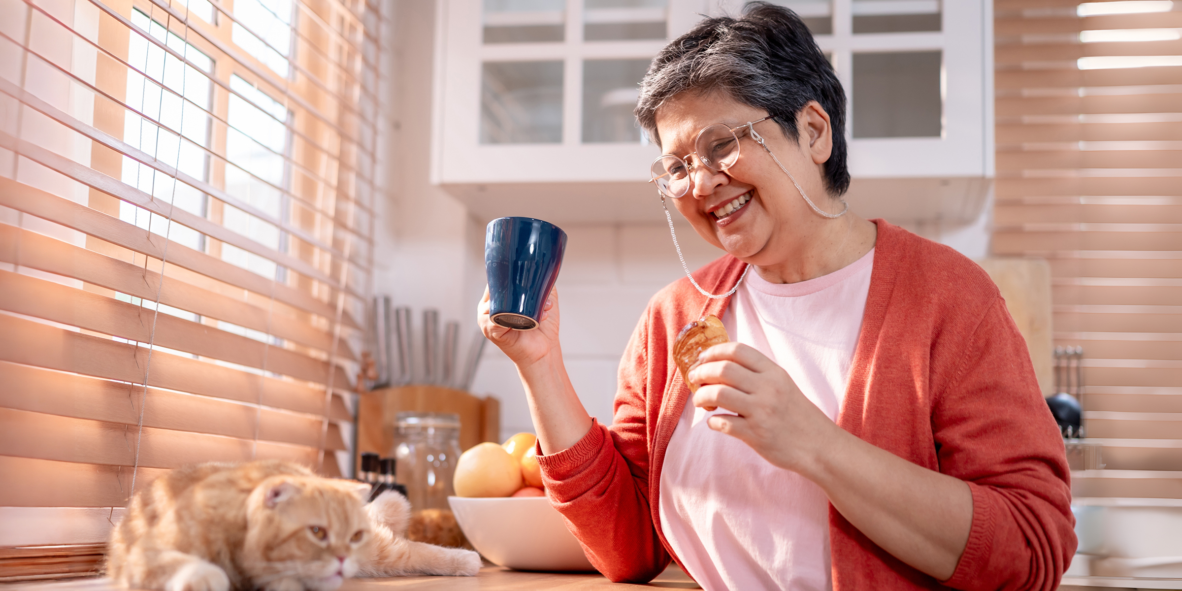 Une grand-mère souriante dans une cuisine | Source : Shutterstock