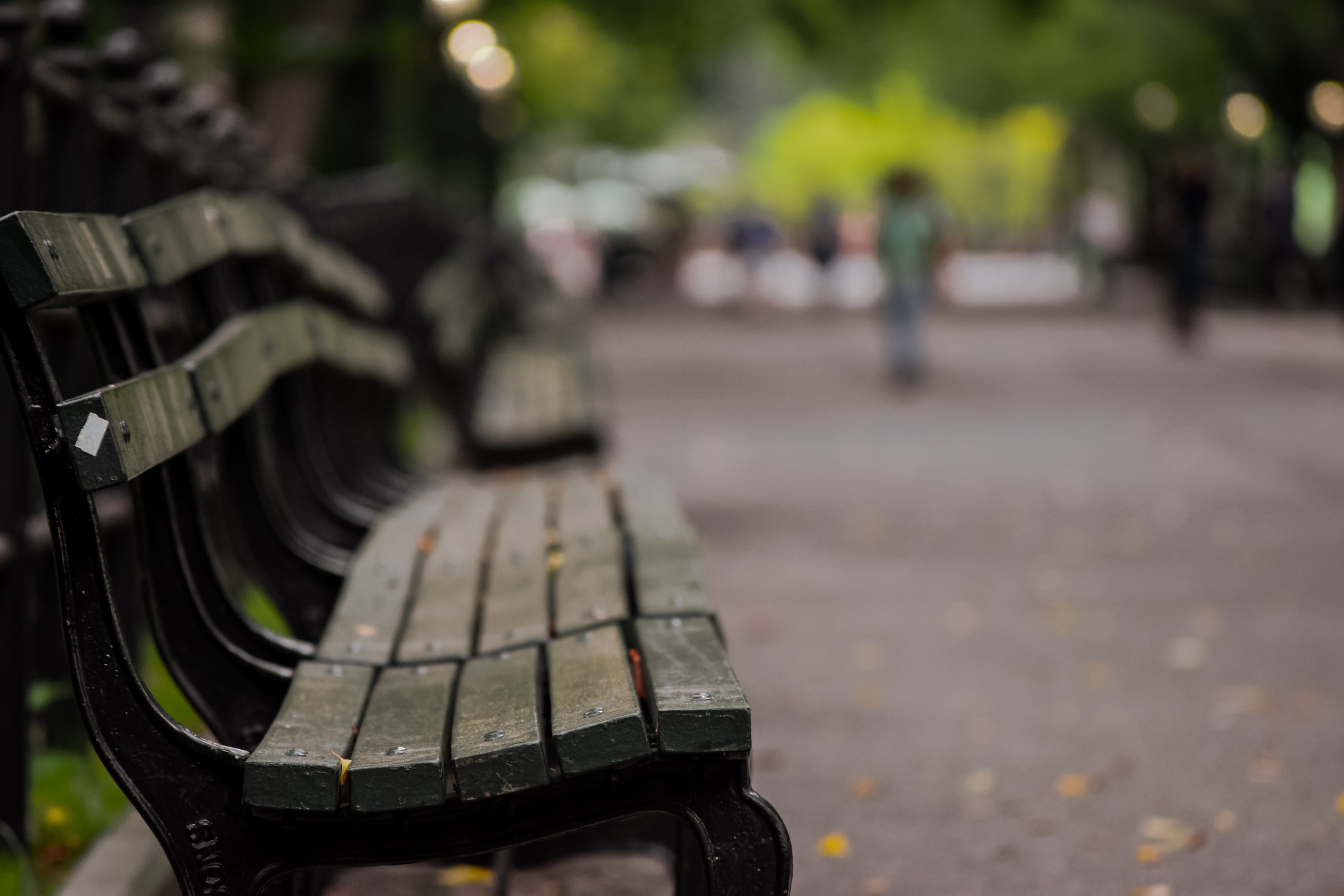 Jeremy ended up spending the night lying on a park bench after hotel staff kicked him out. | Source: Pexels