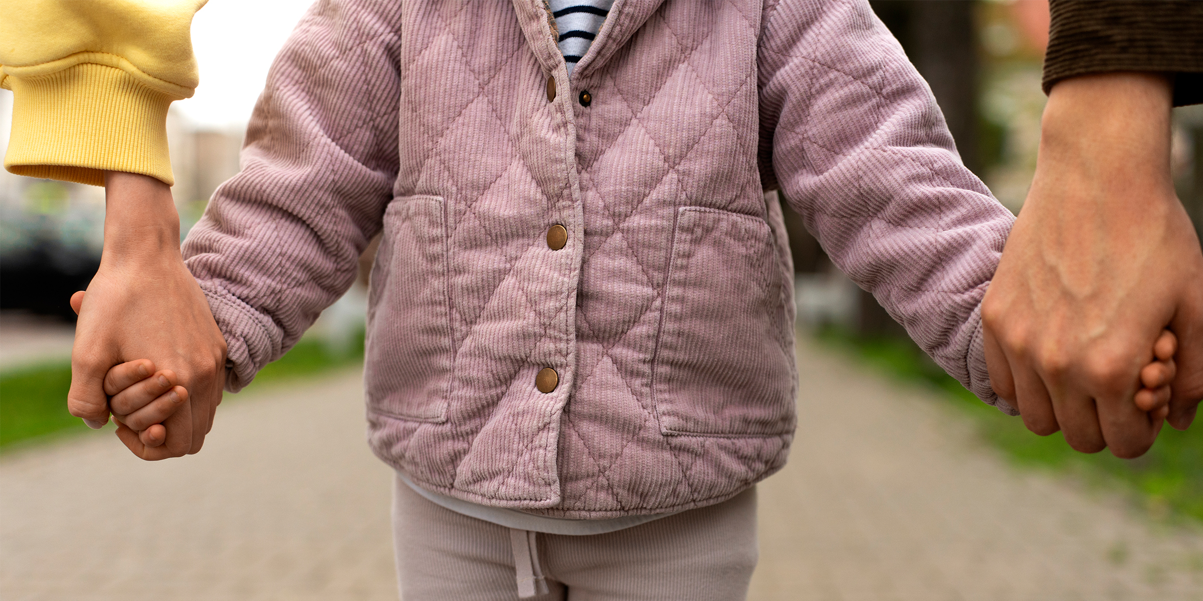 Un homme et une femme se tenant la main avec un enfant | Source : Freepik