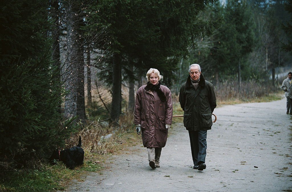 Edouard BALLADUR et sa femme Marie-Josèphe se promènent dans la forêt avec leur chien. | Photo : Getty Images