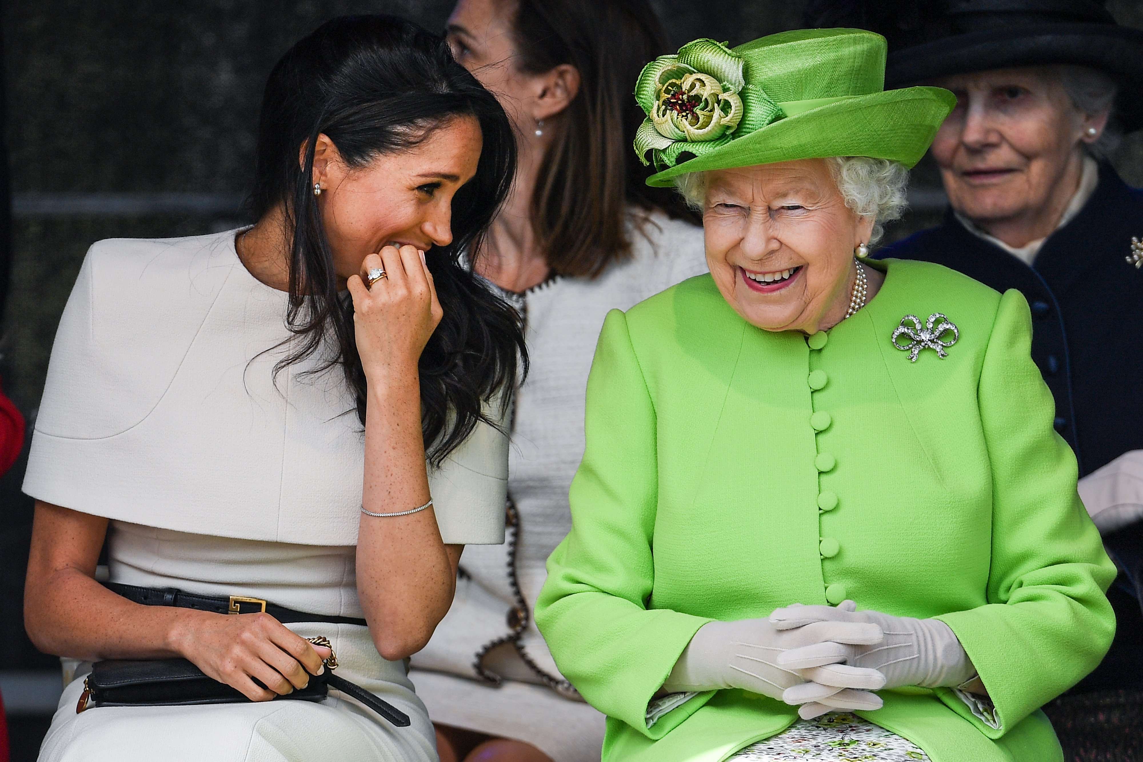 La reine Élisabeth II est assise et rit avec Meghan, duchesse de Sussex, lors d'une cérémonie d'inauguration du nouveau pont Mersey Gateway le 14 juin 2018 dans la ville de Widnes à Halton, Cheshire, Angleterre | Source : Getty Images