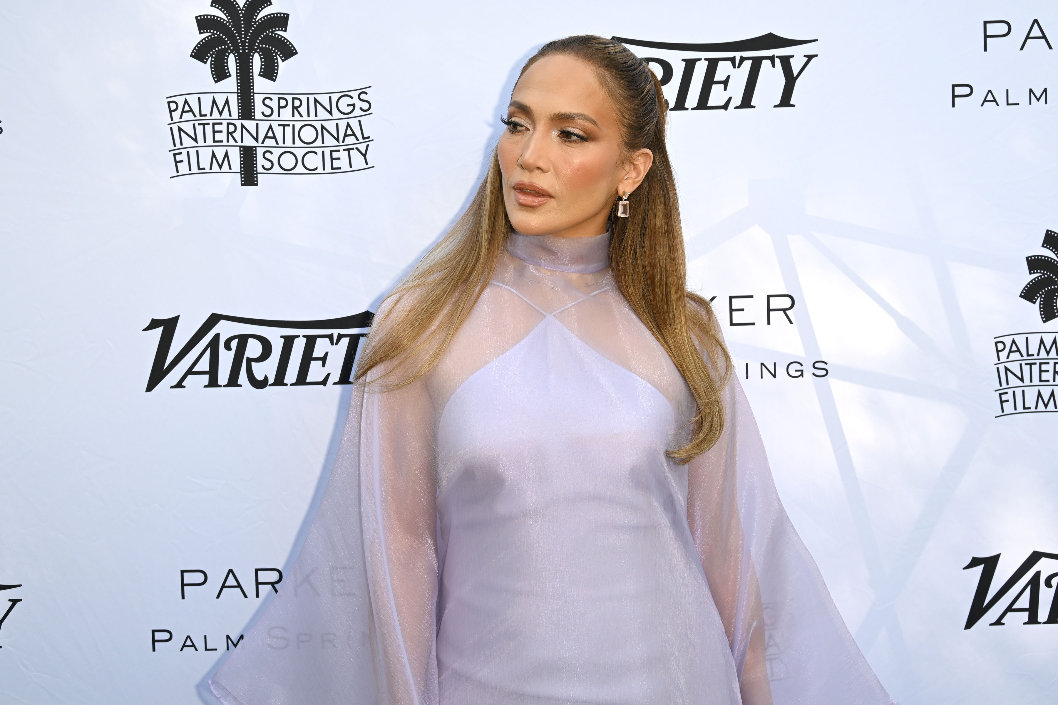 Jennifer Lopez lors de la remise des prix Variety's 10 Directors To Watch et Creative Impact au festival international du film de Palm Springs 2025 à Palm Springs, Californie, le 4 janvier 2025 | Source : Getty Images