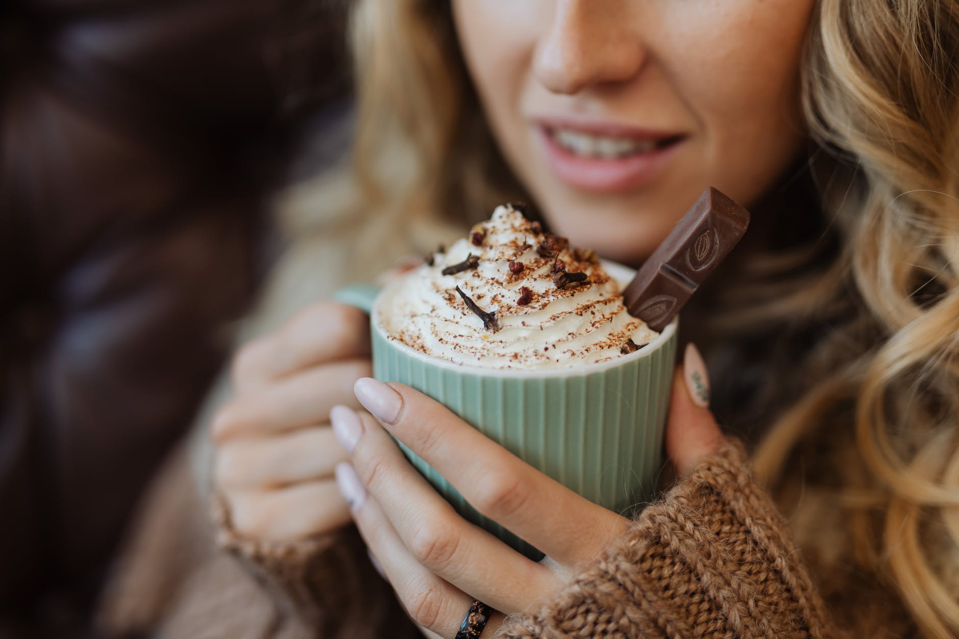 Christina sirota son chocolat chaud avec plaisir | Source : Pexels