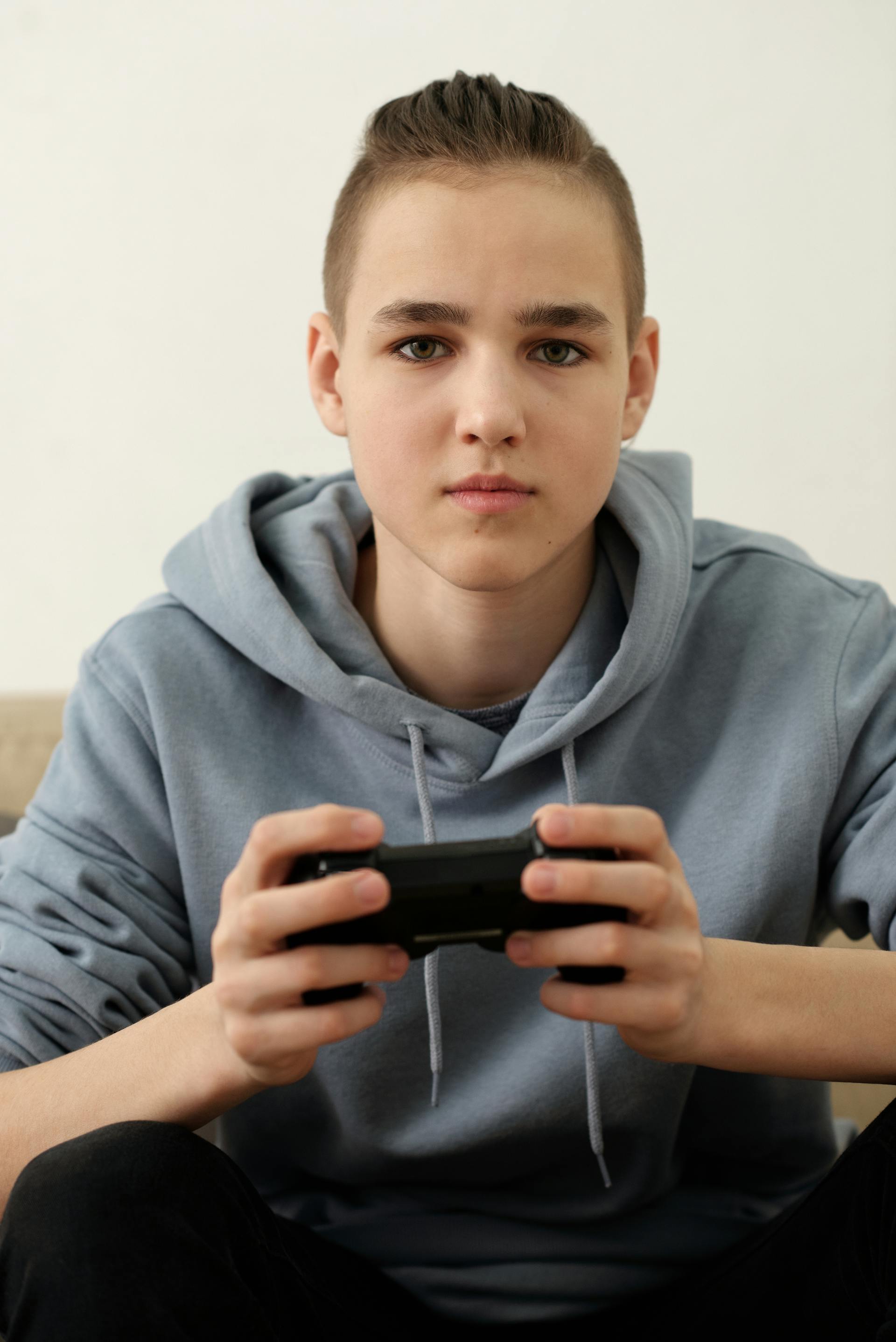 Un adolescent jouant à des jeux vidéo | Source : Pexels