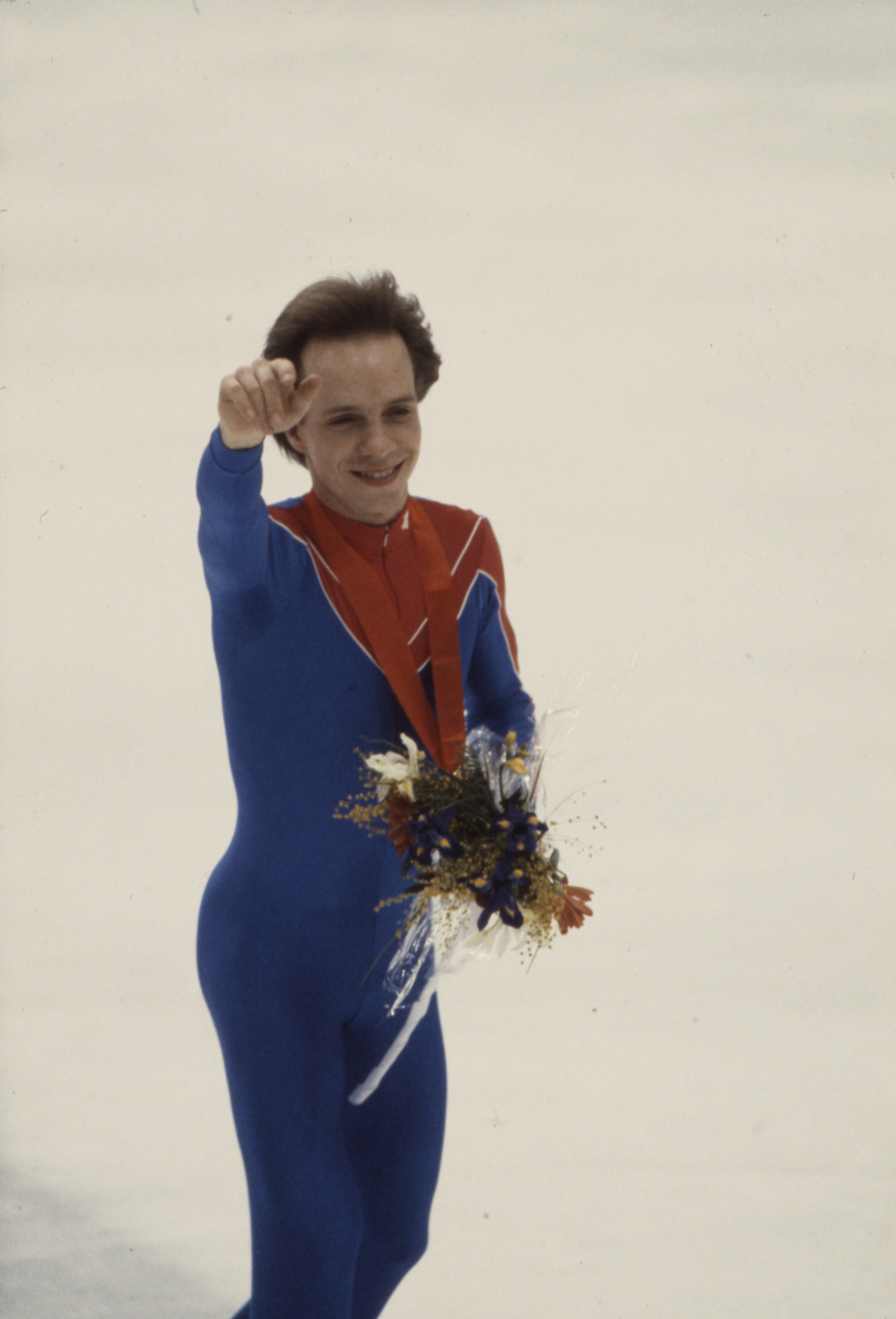 Scott Hamilton lors de la cérémonie de remise des médailles de l'épreuve masculine de patinage artistique aux Jeux olympiques d'hiver de 1984, le 1er février 1984 | Source : Getty Images