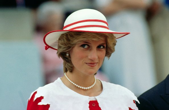 Diana, princesse de Galles, porte une tenue aux couleurs du Canada lors d'une visite officielle à Edmonton | Photo : Getty Images