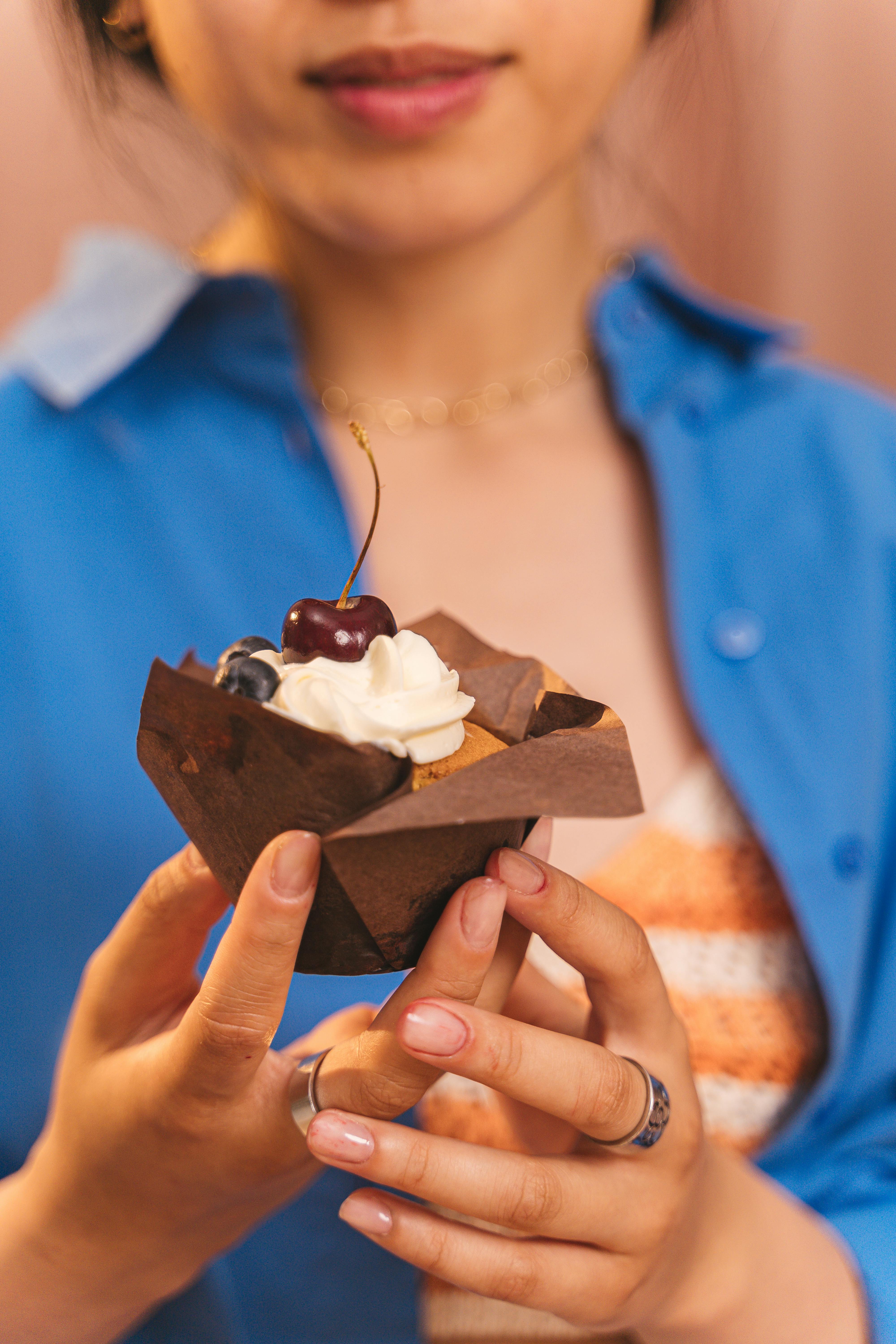 Une femme tenant un petit gâteau | Source : Pexels