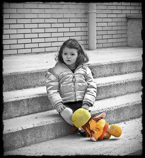 Une petite fille abandonnée. | Photo : Flickr