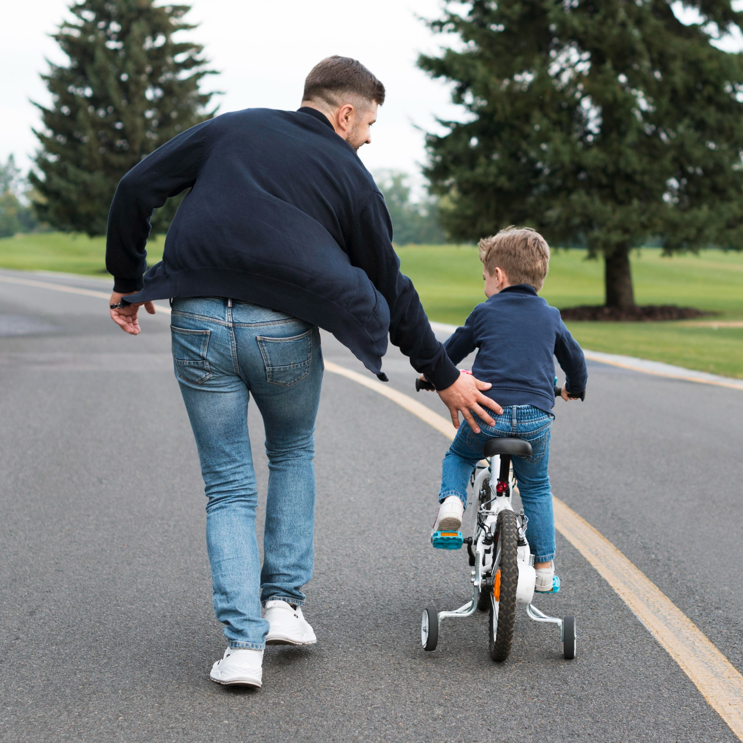 Un père apprend à son fils à faire du vélo | Source : Freepik