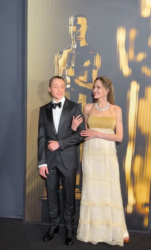 Knox Jolie-Pitt et Angelina Jolie posant devant les caméras lors des Governors Awards, posté le 18 novembre 2024 | Source : TikTok/hollywoodreporter