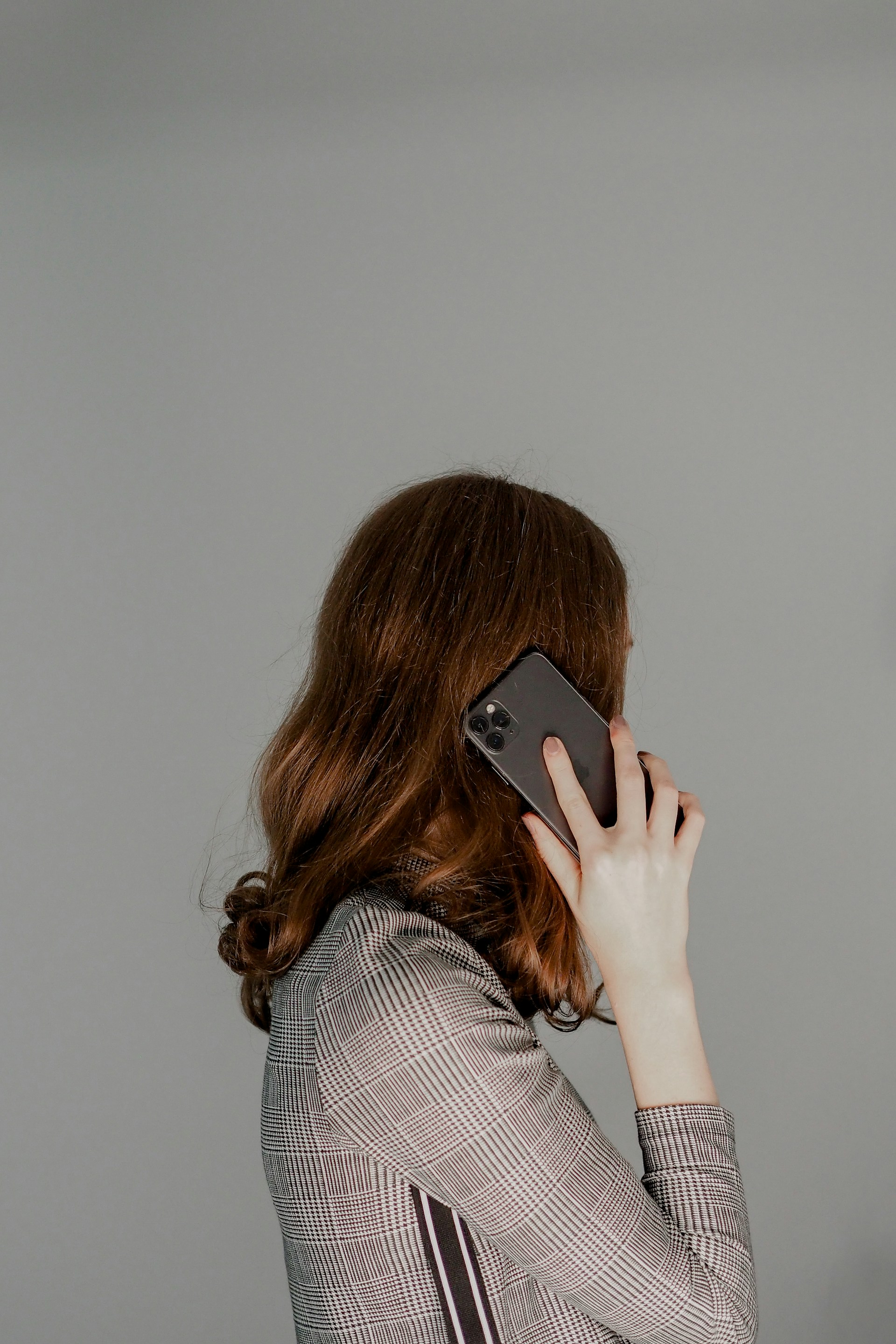 Une femme en train de téléphoner | Source : Unsplash