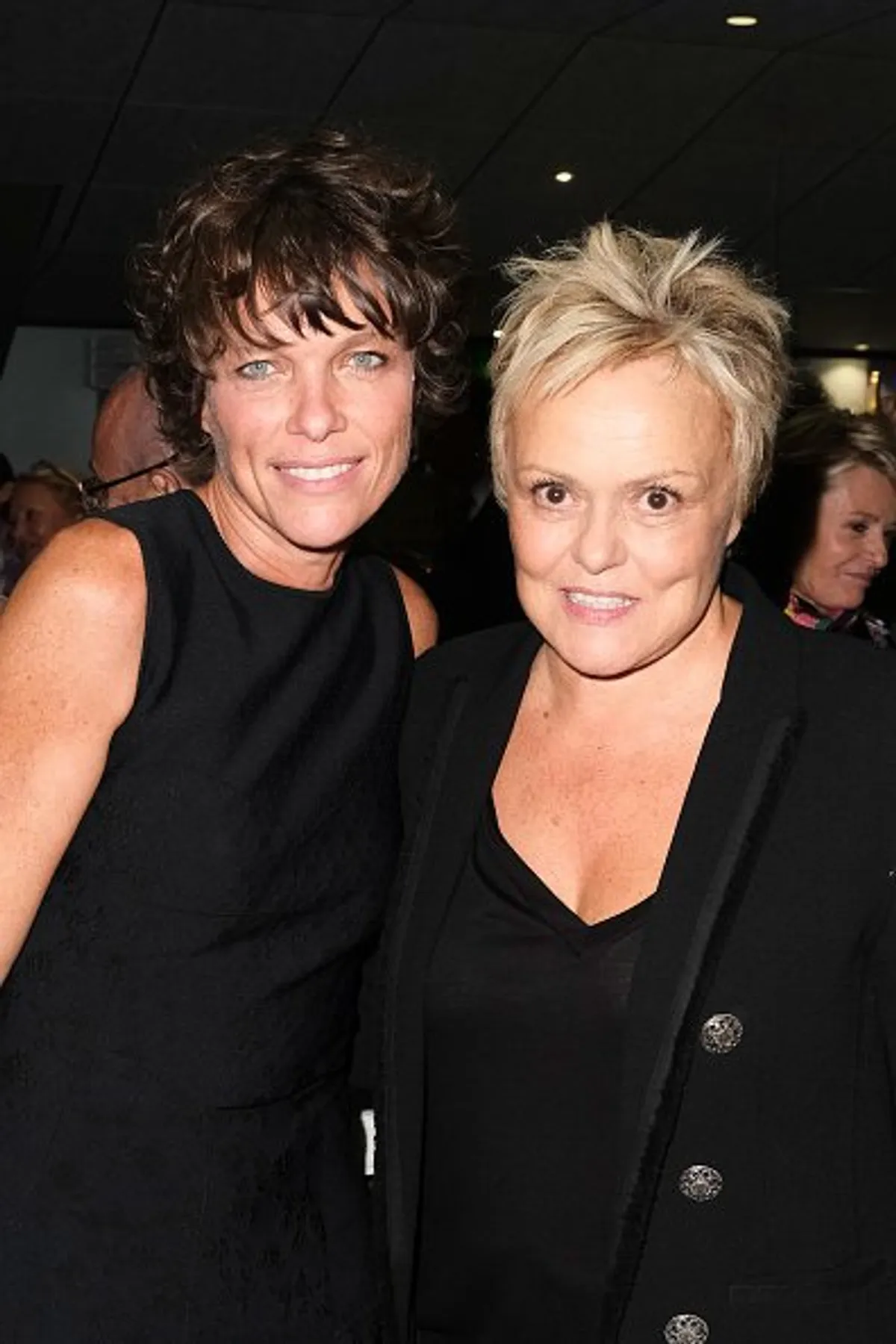 Anne Le Nen et Muriel Robin assistent au spectacle Muriel "Et Pof" en France.|Photo : Getty Images