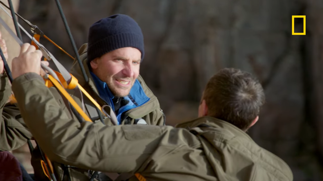 Bradley Cooper partage ses réflexions sur le fait d'être un père pour sa fille Lea dans "Running Wild With Bear Grylls : The Challenge" sur National Geographic. | Source : YouTube/NatGeo