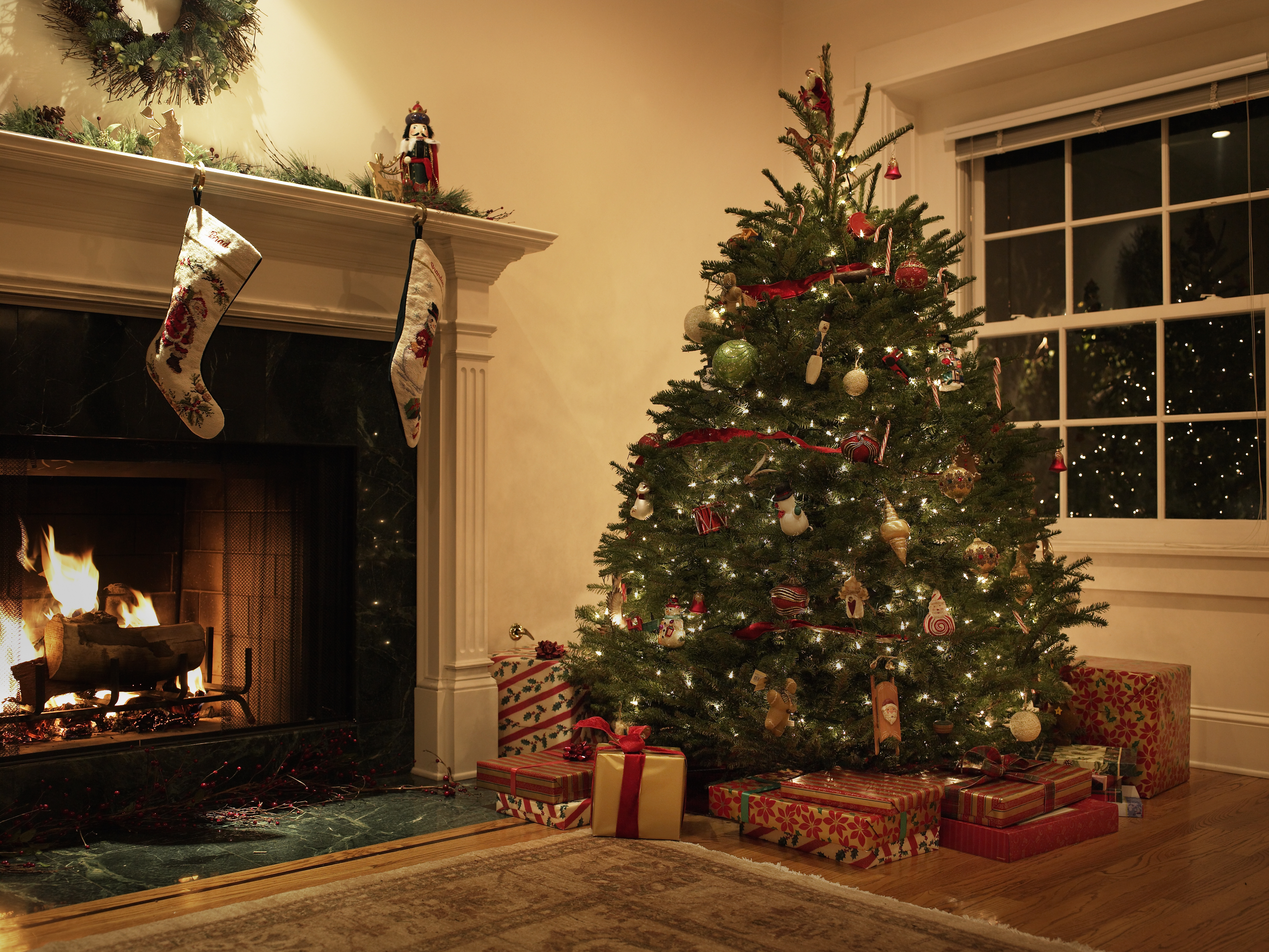 Un salon décoré d'un sapin de Noël et de chaussettes sur la cheminée | Source : Getty Images