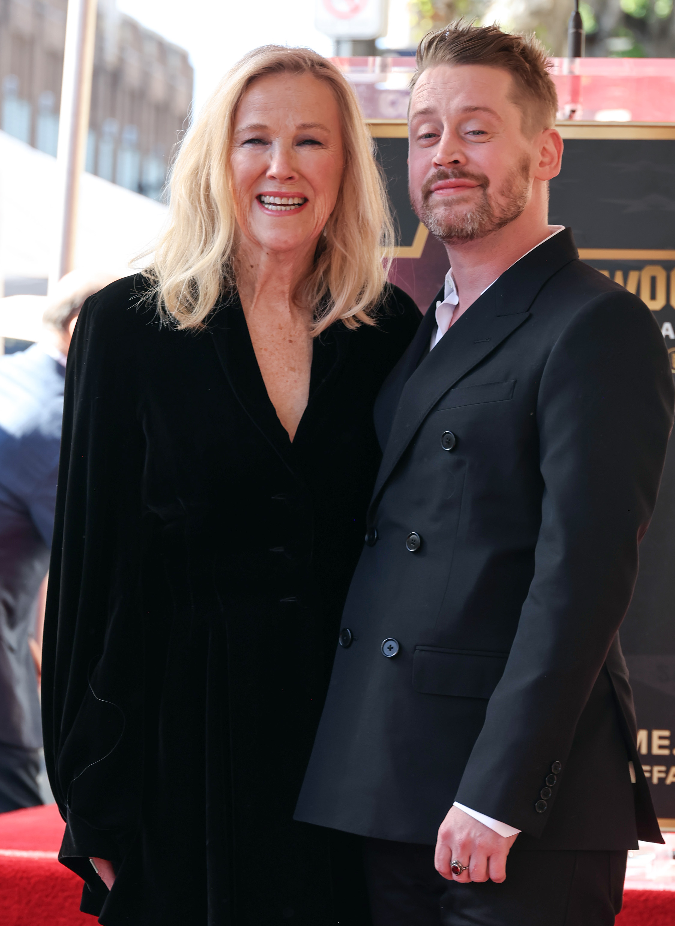 Catherine O'Hara et Macaulay Culkin assistent à la cérémonie honorant Macaulay Culkin d'une étoile sur le Hollywood Walk of Fame. | Source : Getty Images