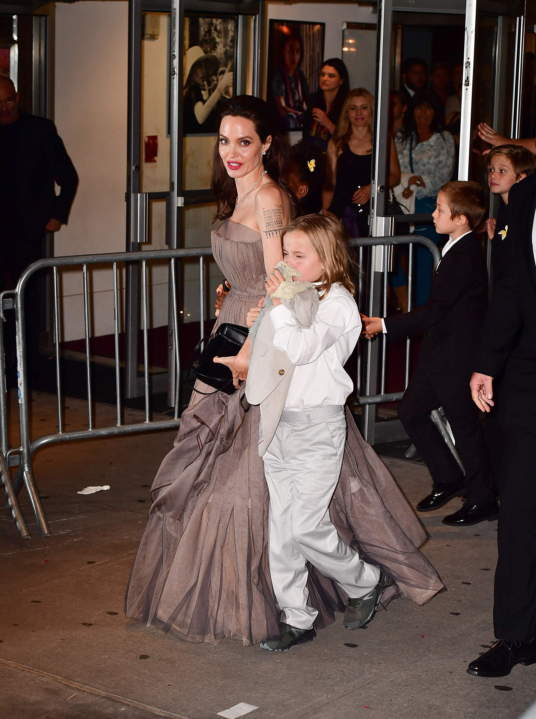Angelina Jolie et Vivienne Jolie-Pitt New York lors de la première de ''D'abord, ils ont tué mon père'' au DGA Theater le 14 septembre 2017 à New York | Source : Getty Images
