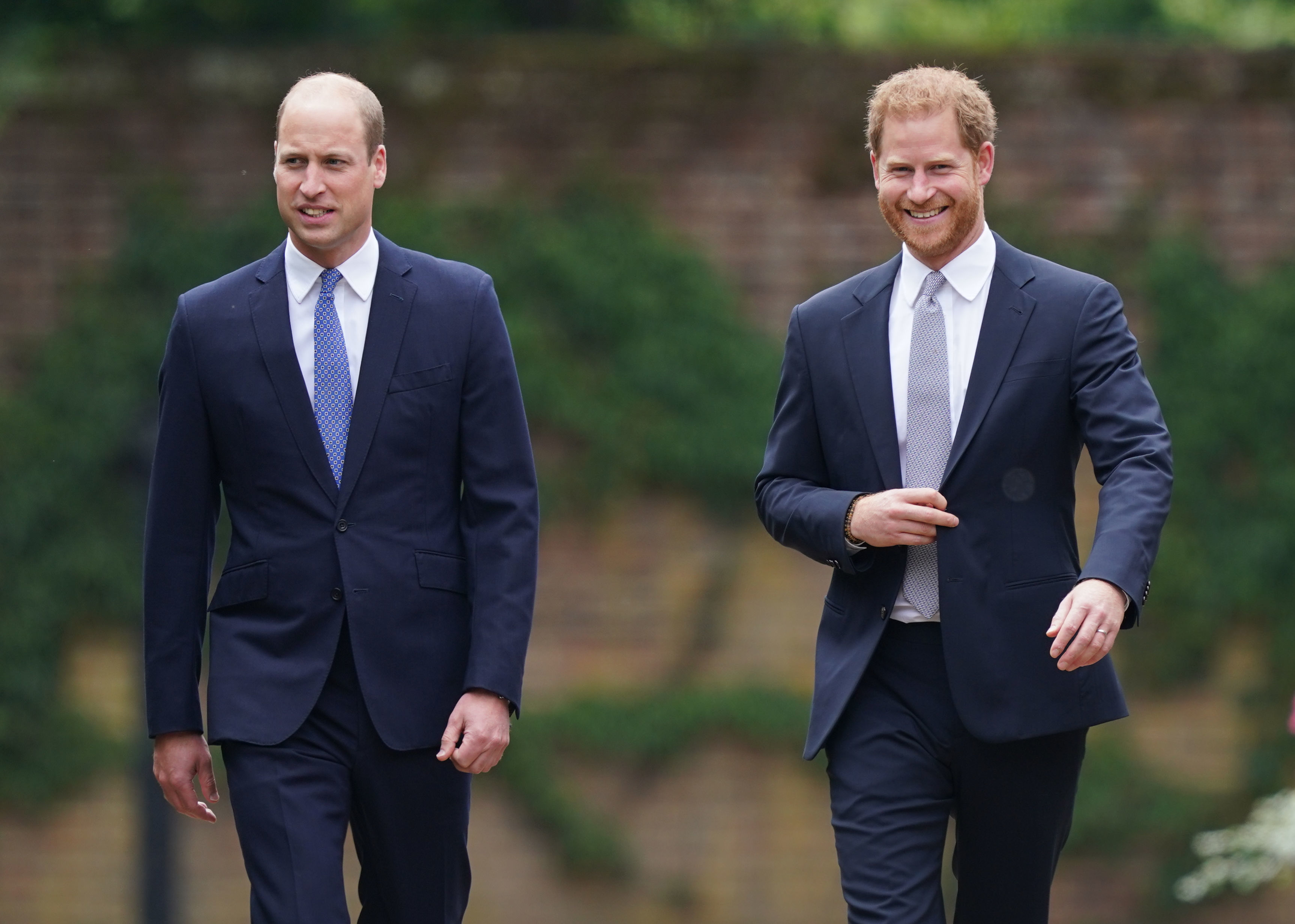 Le prince William et le prince Harry arrivent pour l'inauguration d'une statue dans le Sunken Garden du palais de Kensington, le 1er juillet 2021 à Londres, en Angleterre. | Source : Getty Images