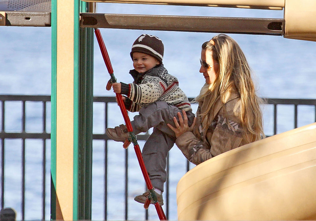 Giselle Bundchen avec son fils Benjamin Rein Brady sont vus le 02 janvier 2012 à Boston, Massachusetts. (Photo by Stickman/Bauer-Griffin/GC Images)