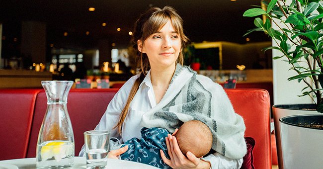 Une femme au restaurant avec son bébé. | Photo : Shutterstock
