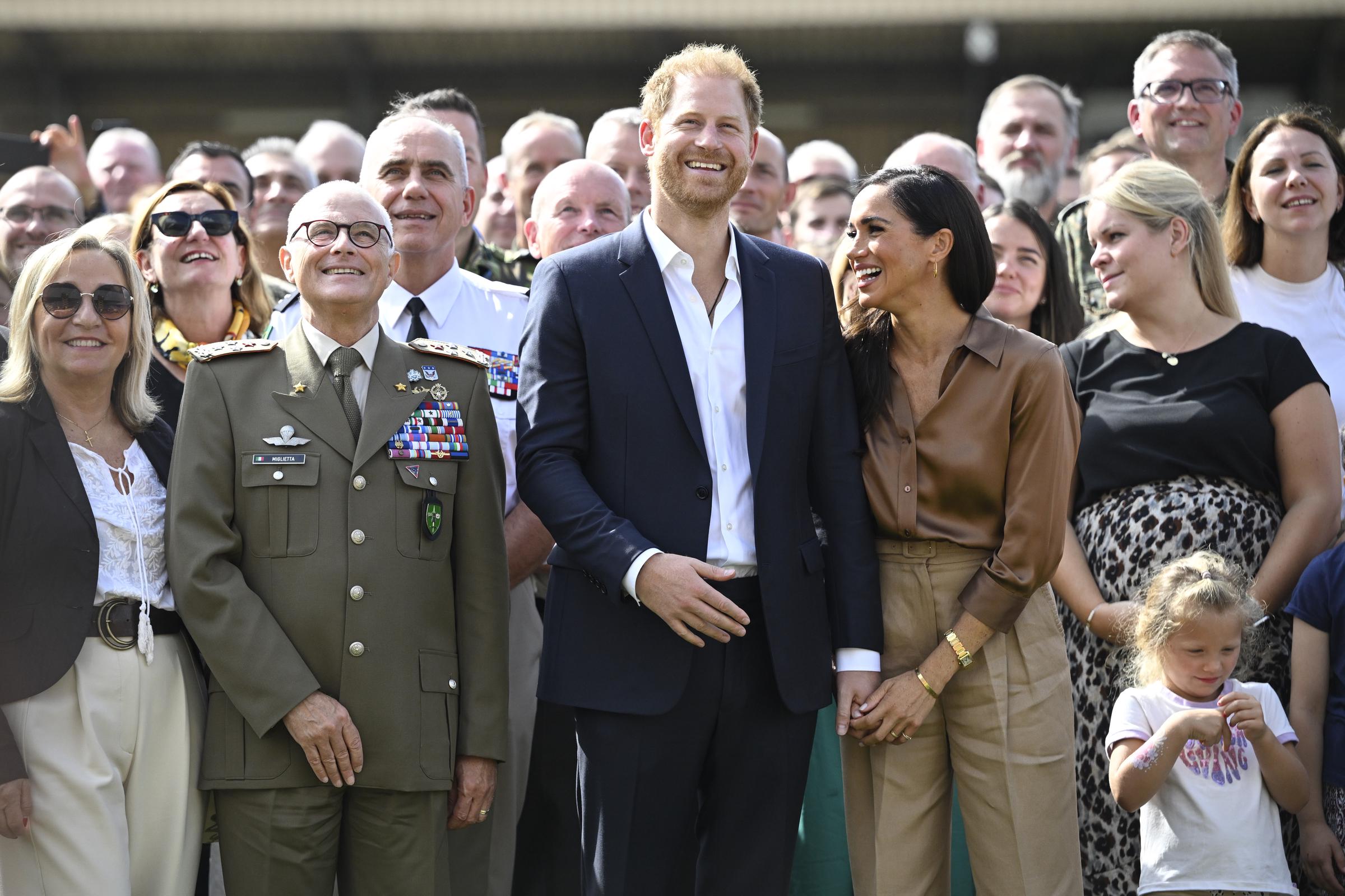 Le prince Harry, duc de Sussex, et Meghan, duchesse de Sussex, rencontrent le commandement de la force conjointe de l'OTAN et des familles italiennes et néerlandaises lors de la cinquième journée des Invictus Games Düsseldorf 2023, le 14 septembre en Allemagne. | Source : Getty Images