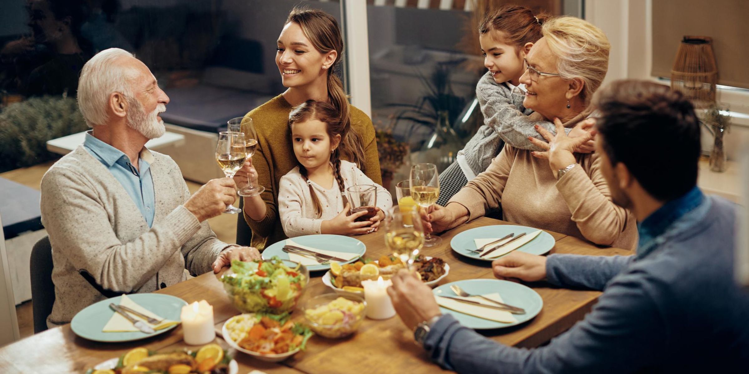 Une famille en train de dîner | Source : Magnific